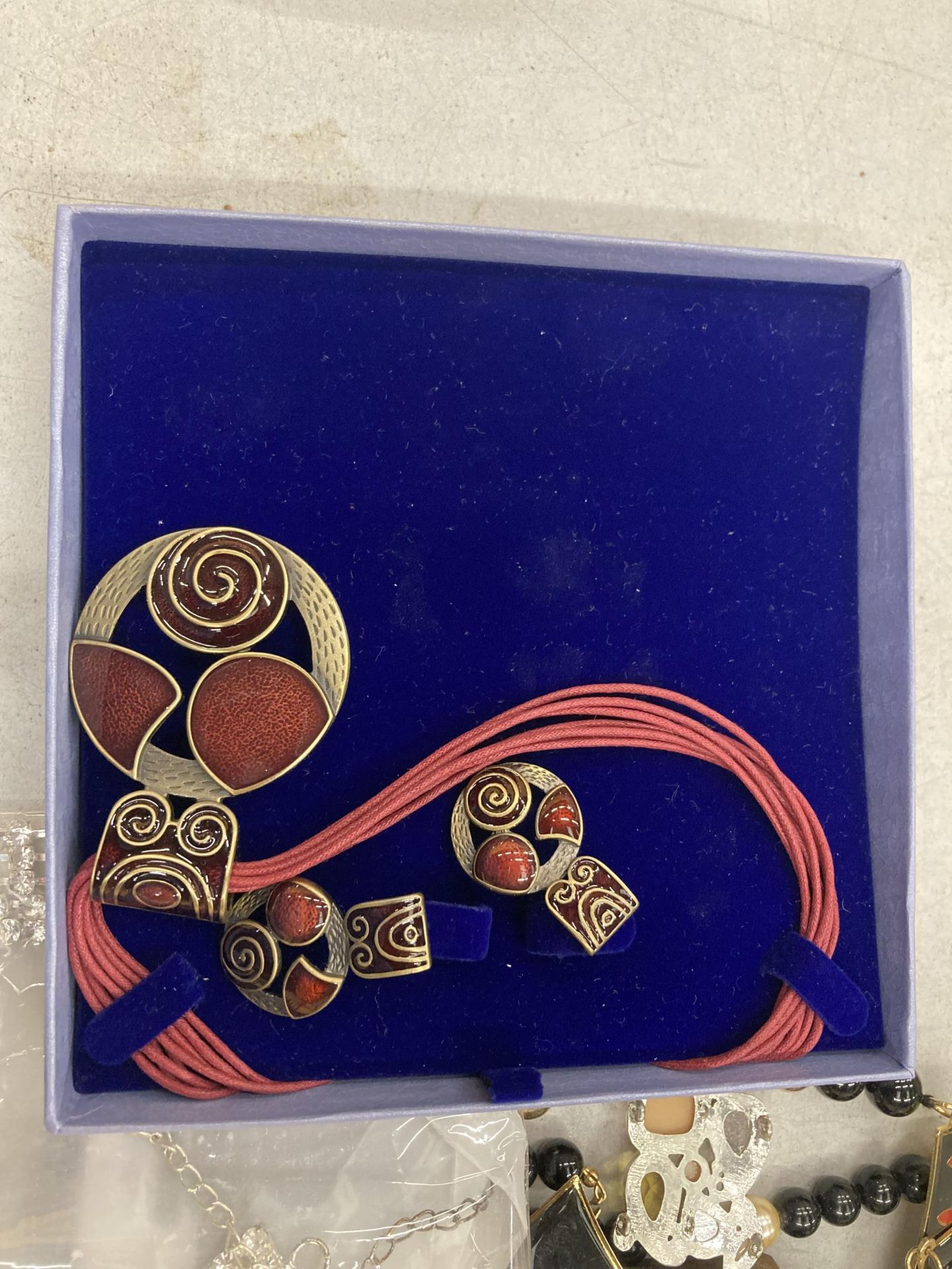 A QUANTITY OF COSTUME JEWELLERY TO INCLUDE A CELTIC STYLE NECKLACE AND EARRING SET, BOXED, PLUS - Bild 2 aus 4