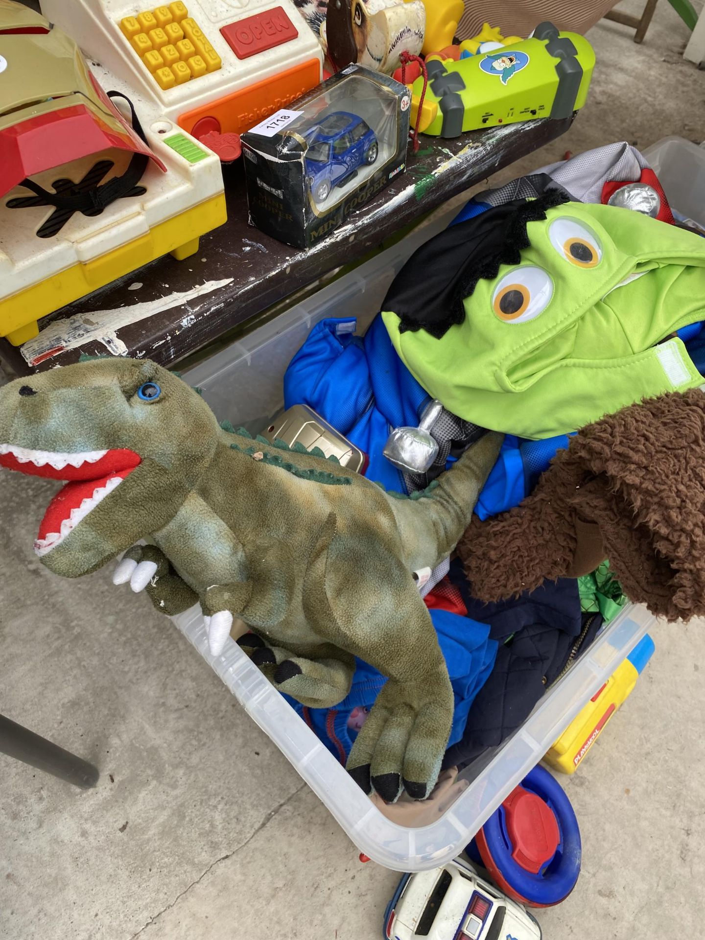 AN ASSORTMENT OF CHILDRENS TOYS TO INCLUDE COSTUMES AND VEHICLES ETC - Image 3 of 5