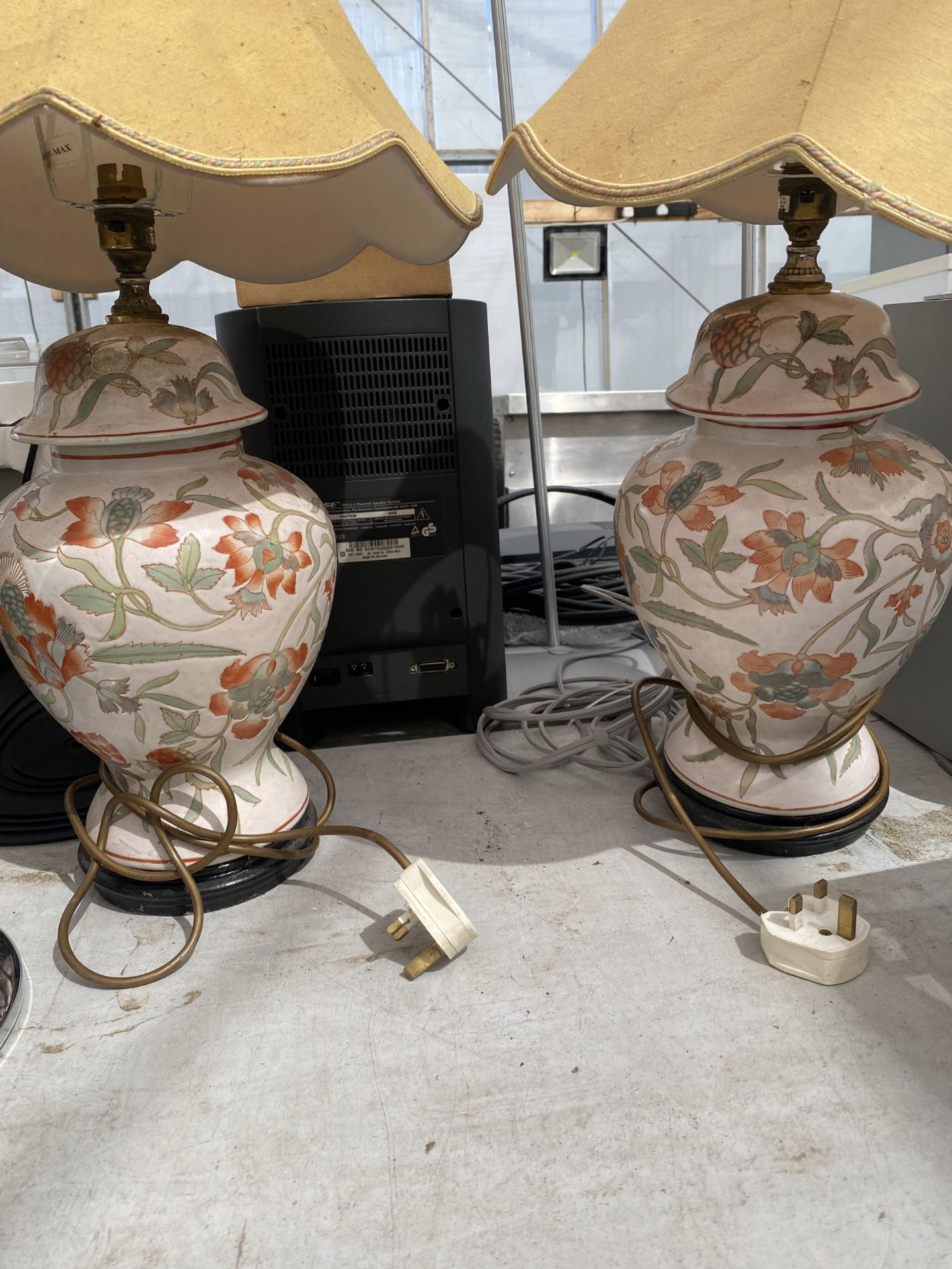 TWO FLORAL CERAMIC TABLE LAMPS WITH SHADES - Bild 2 aus 2