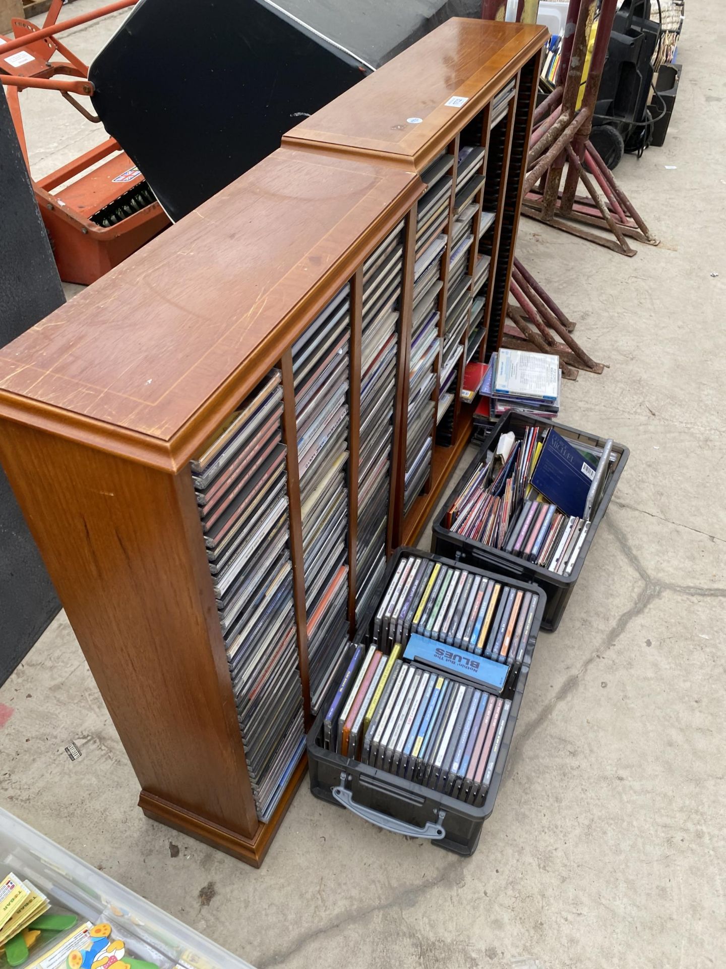 TWO CD RACKS AND A LARGE COLLECTION OF CDS - Bild 3 aus 3