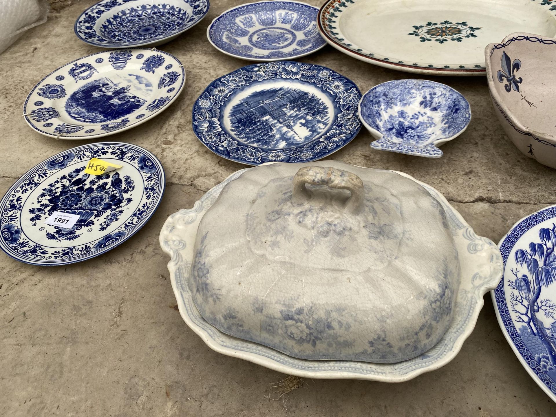 AN ASSORTMENT OF CERAMICS TO INCLUDE VASES AND BLUE AND WHITE PLATES ETC - Bild 3 aus 3