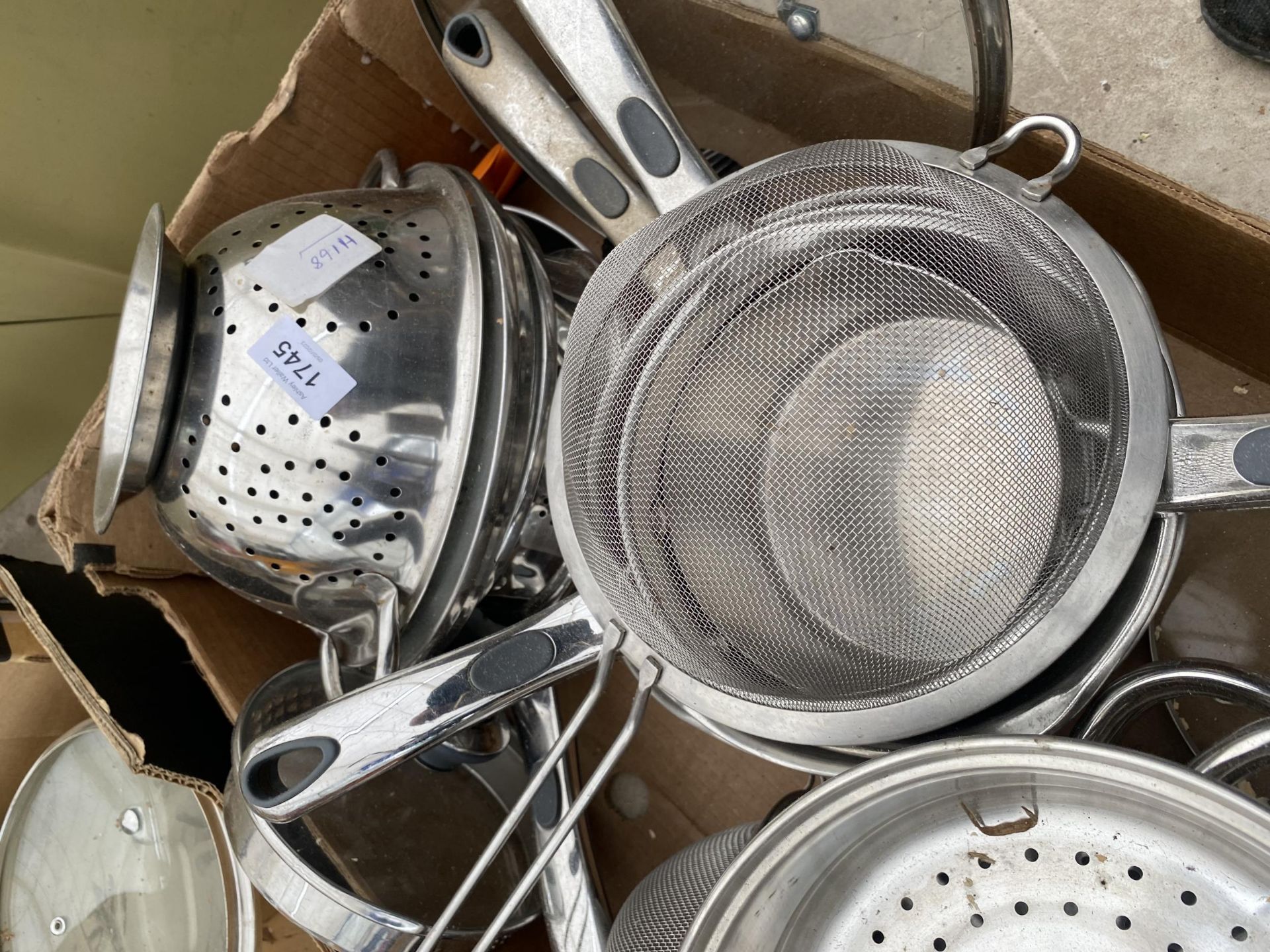 A LARGE QUANTITY OF STAINLESS STEEL KITCHEN ITEMS TO INCLUDE PANS AND SIEVES ETC - Image 2 of 2
