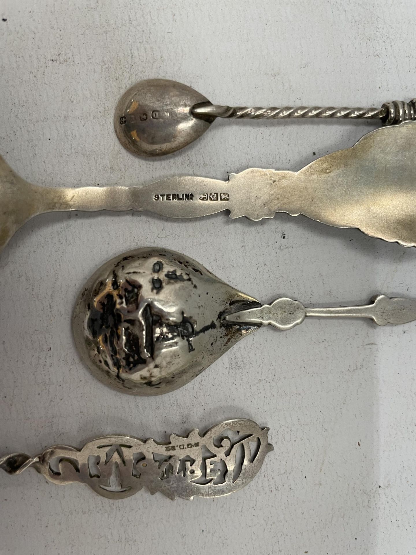 A GROUP OF HALLMARKED SILVER TEASPOONS, ONE WITH WINDMILL DESIGN AND ONE WITH ENAMEL DESIGN COAT - Image 5 of 5