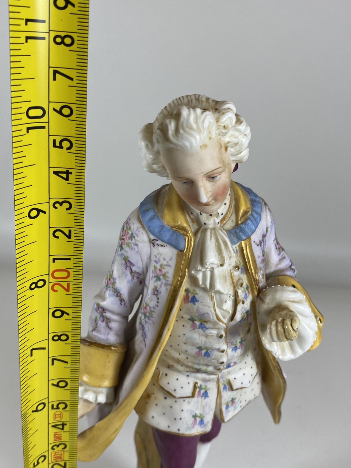 A CONTINENTAL HAND PAINTED PORCELAIN FIGURE OF A GENTLEMEN, HEIGHT 26CM - Bild 5 aus 5