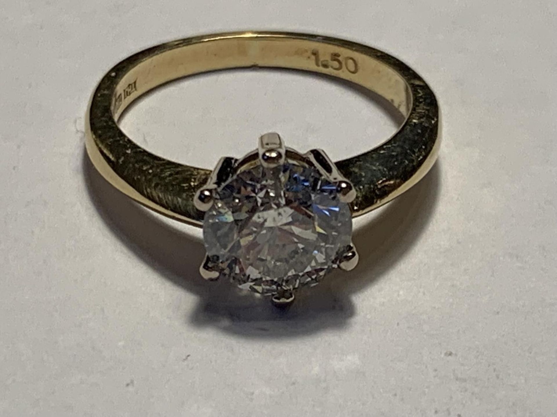 AN 18 CARAT GOLD RING WITH A 1.5 CARAT ROUND CUT DIAMOND SIZE J/K - Image 2 of 5