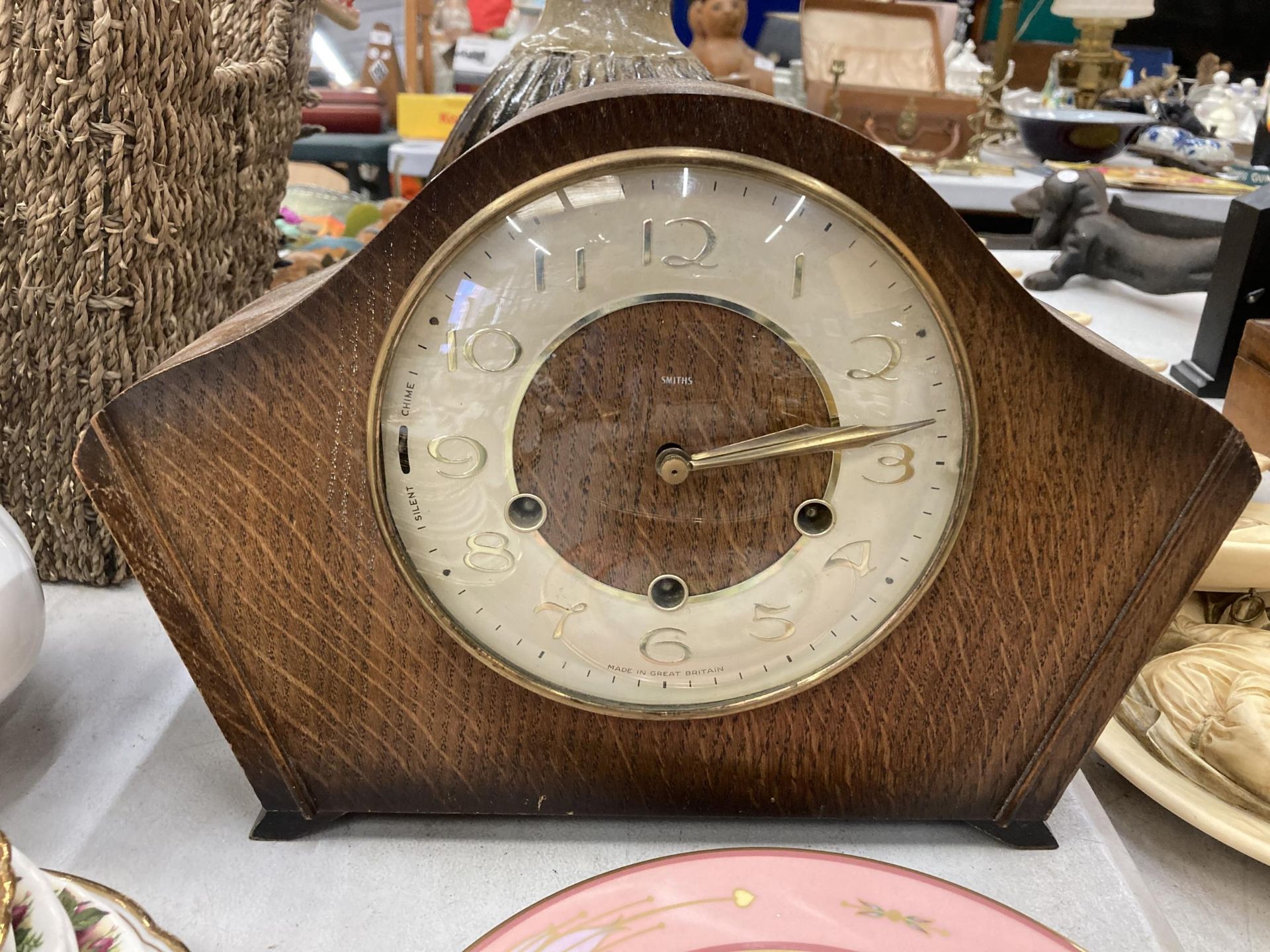 A VINTAGE MAHOGANY CASED 'SMITHS' MANTLE CLOCK WITH PENDULUM