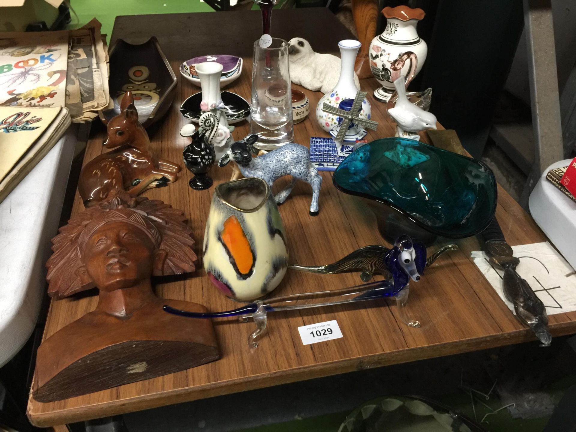 A MIXED LOT TO INCLUDE ANIMAL FIGURES, STUDIO POTTERY, GLASSWARE, TREEN, ETC - Bild 5 aus 5