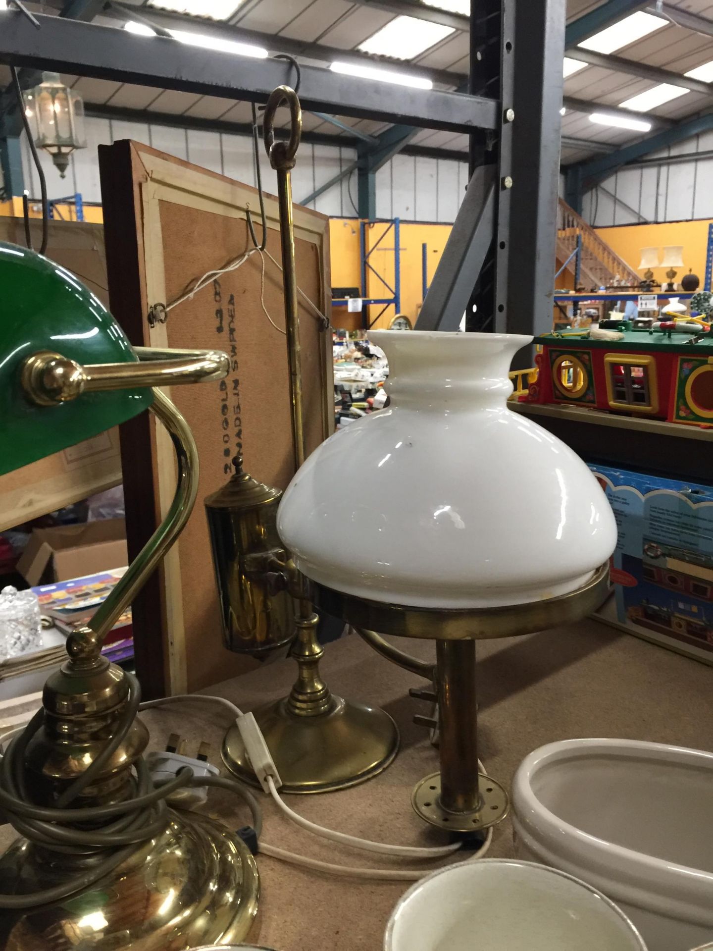 TWO VINTAGE BRASS LAMPS TO INCLUDE A BANKERS LAMP - Bild 3 aus 3