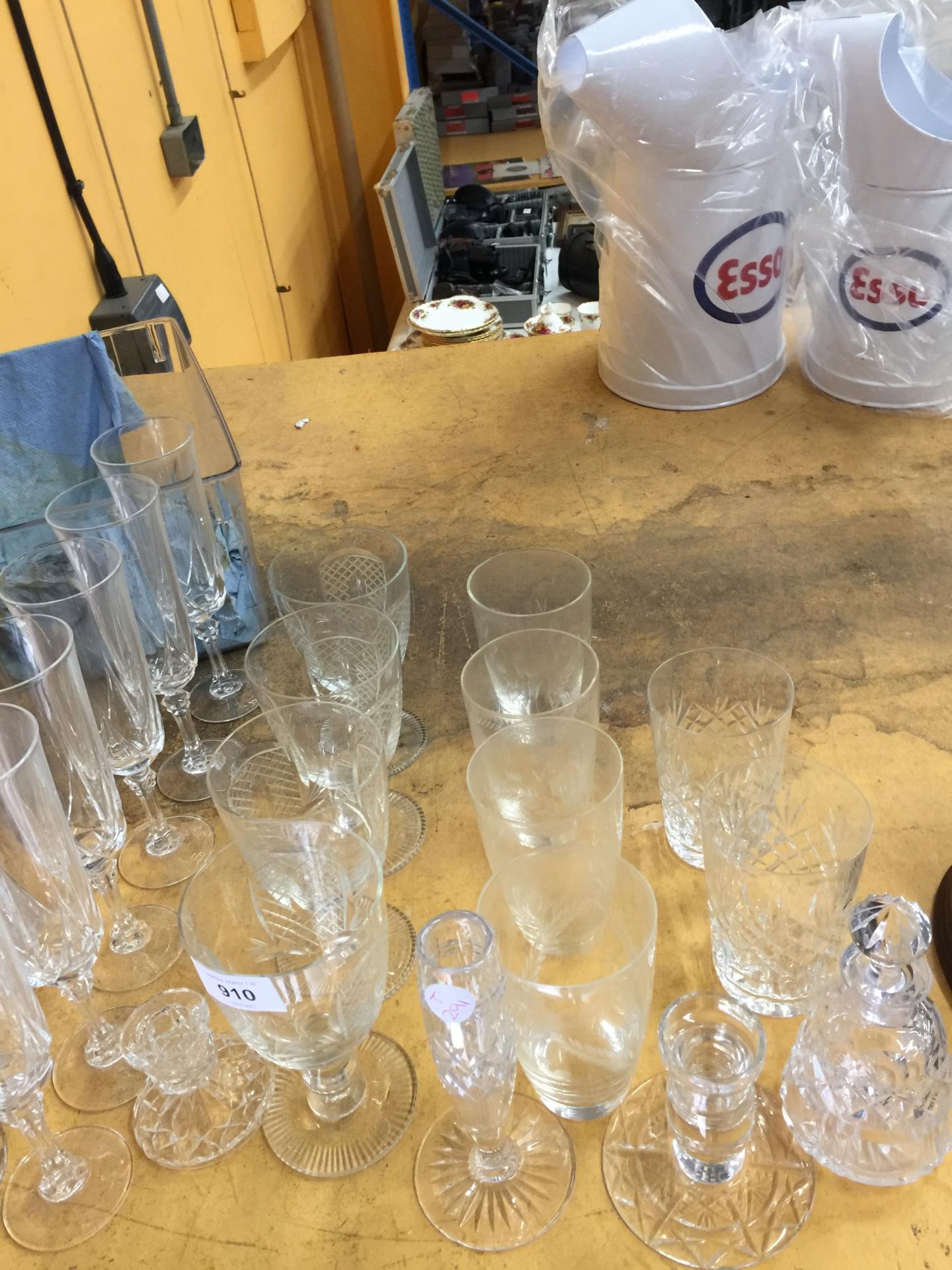 A QUANTITY OF GLASSES TO INCLUDE CHAMPAGNE FLUTES, WINE, TUMBLERS, ETC, PLUS CANDLESTICKS, JUGS, - Image 3 of 4