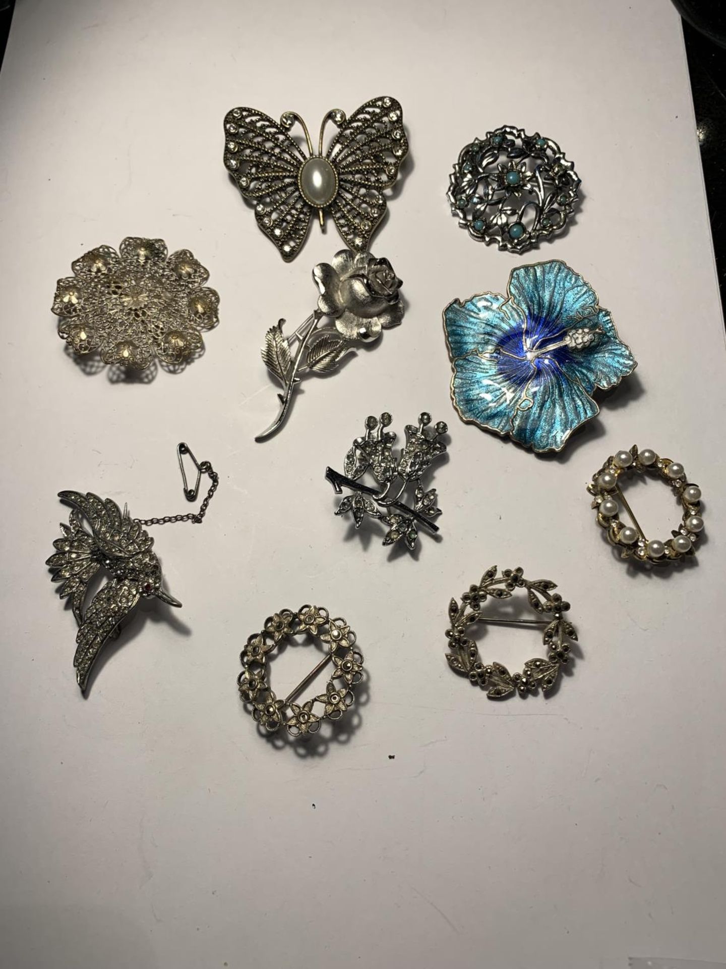 TEN VARIOUS DECORATIVE BROOCHES