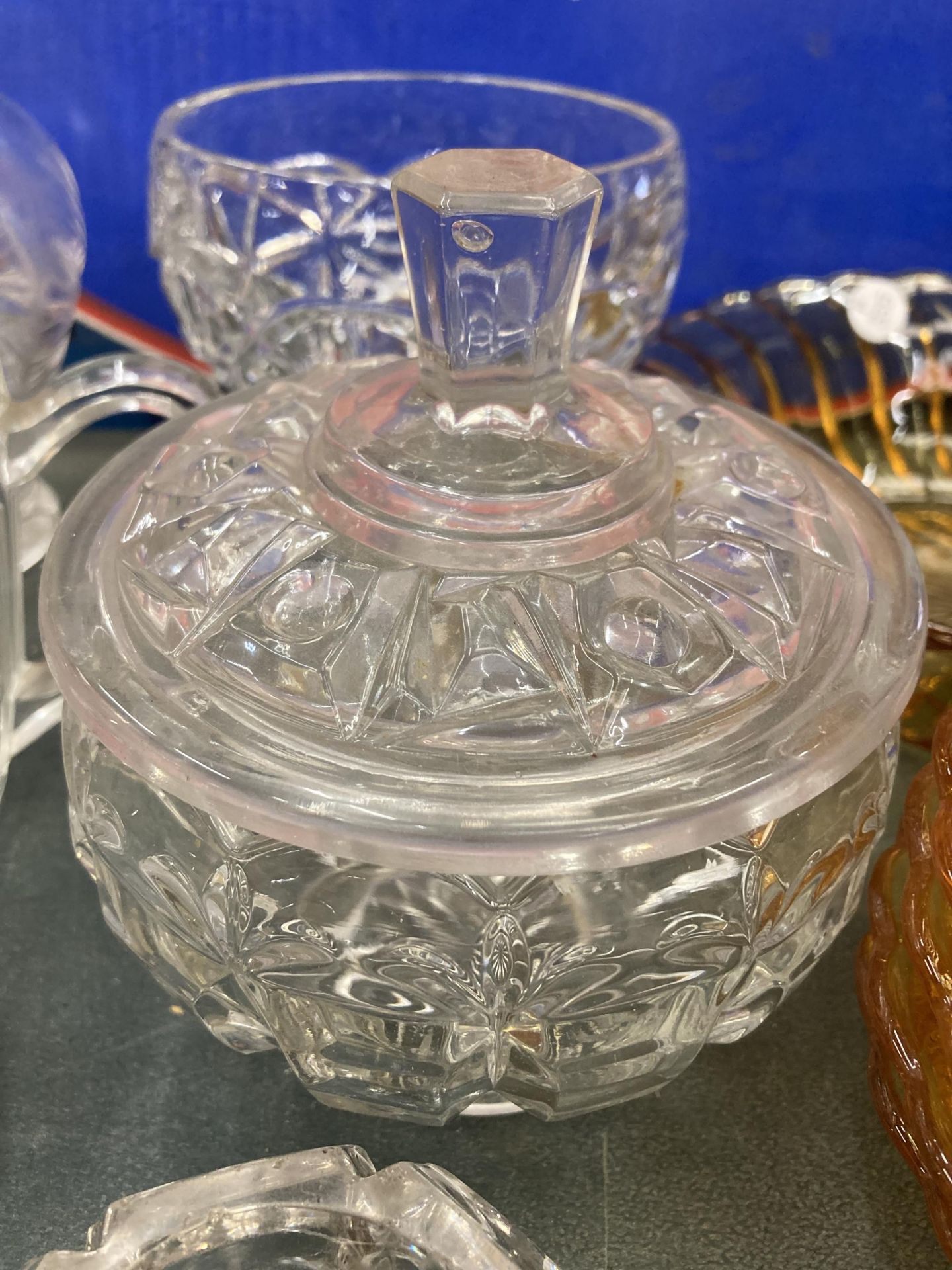 A GROUP OF VINTAGE GLASS, JUGS, BOWLS ETC - Image 2 of 5