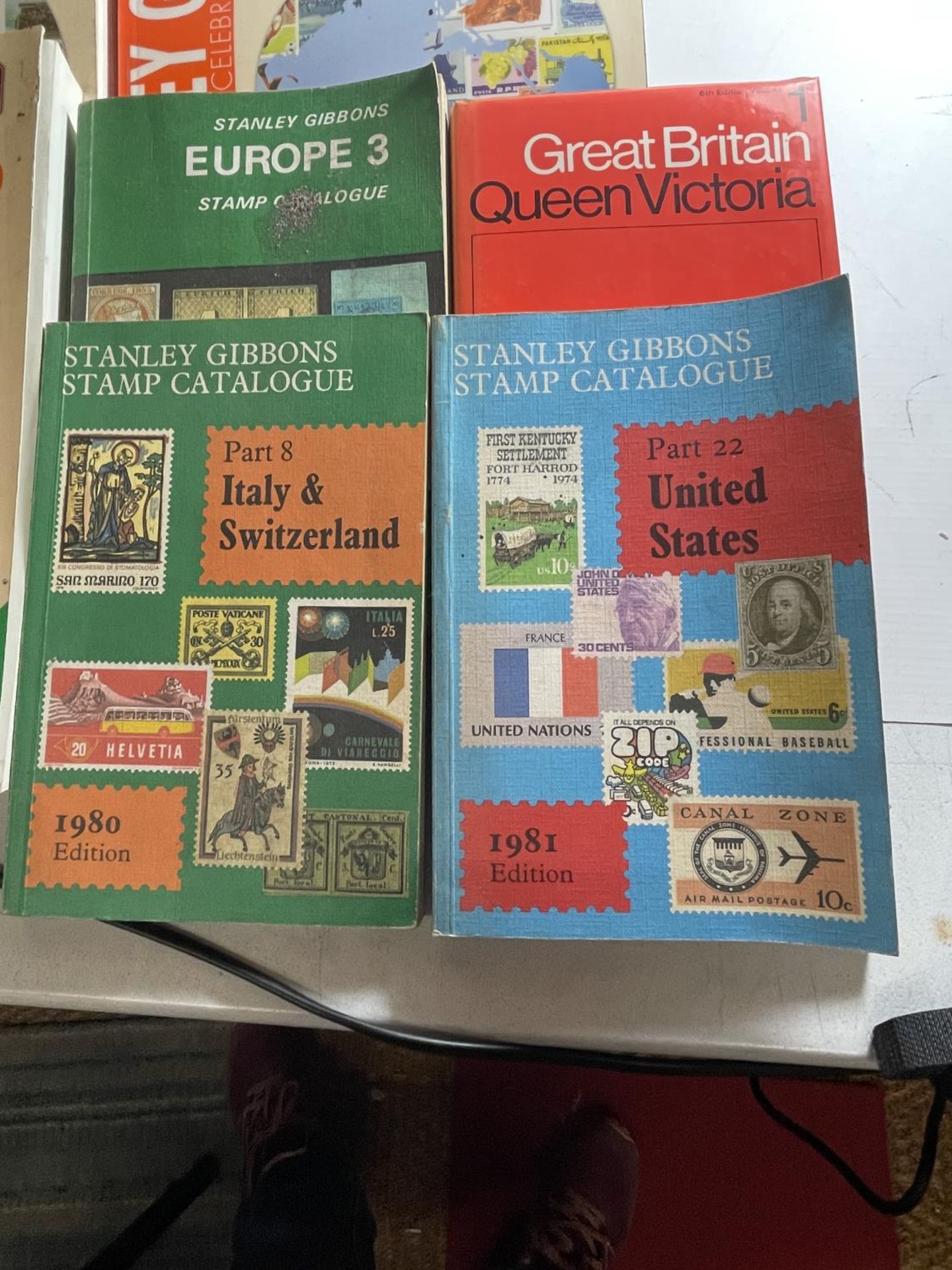 VOLUMES 1 - 5 OF THE 2006 EDITION OF STANLEY GIBBONS STAMP DIRECTORIES PLUS FOUR OTHER STAMP BOOKS - Bild 3 aus 5