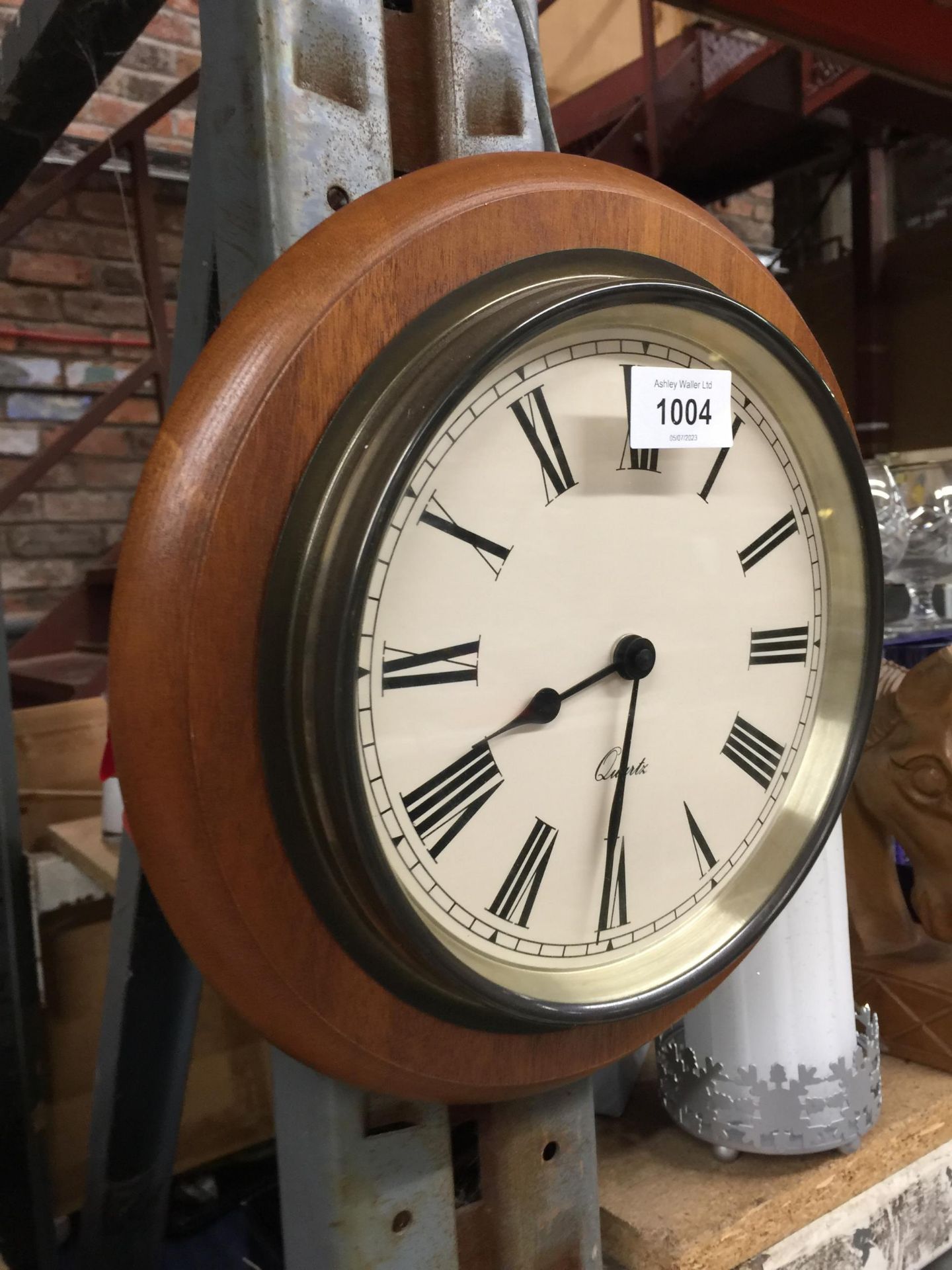 A WOODEN CASED WALL CLOCK - Bild 2 aus 3