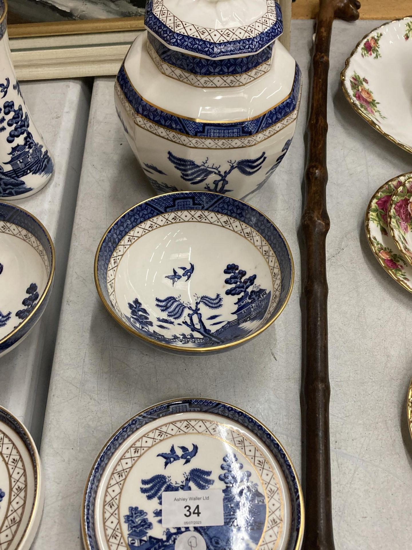 A GROUP OF ROYAL DOULTON BOOTHS 'REAL OLD WILLOW' PATTERN CERAMICS - Image 2 of 4