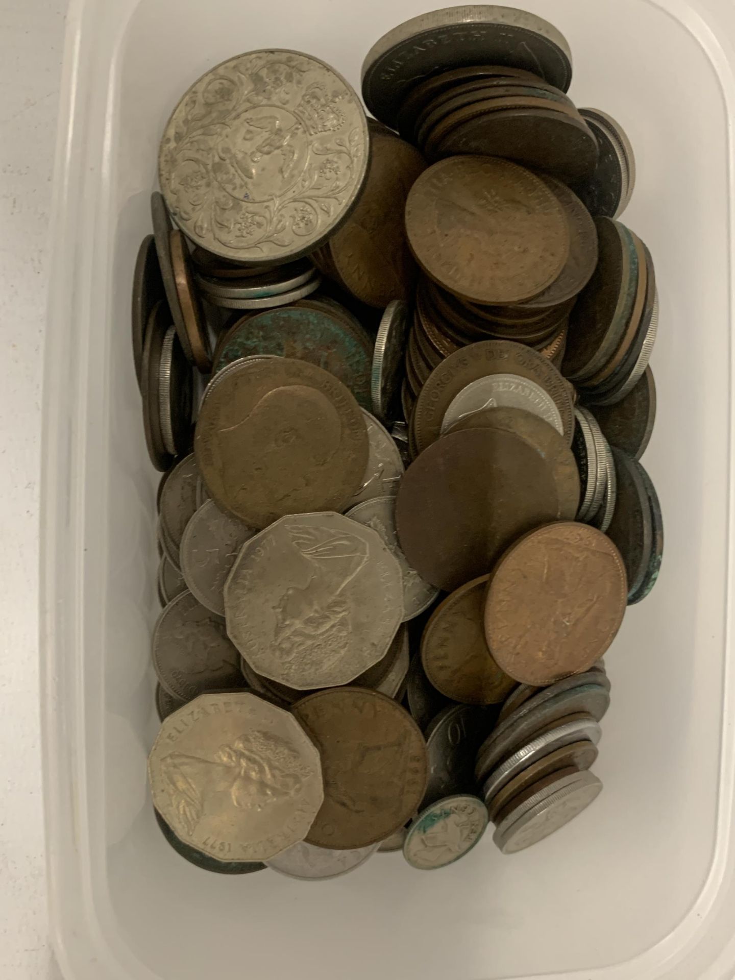 A QUANTITY OF VINTAGE COINS TO INCLUDE PRE-DECIMAL - Image 2 of 4