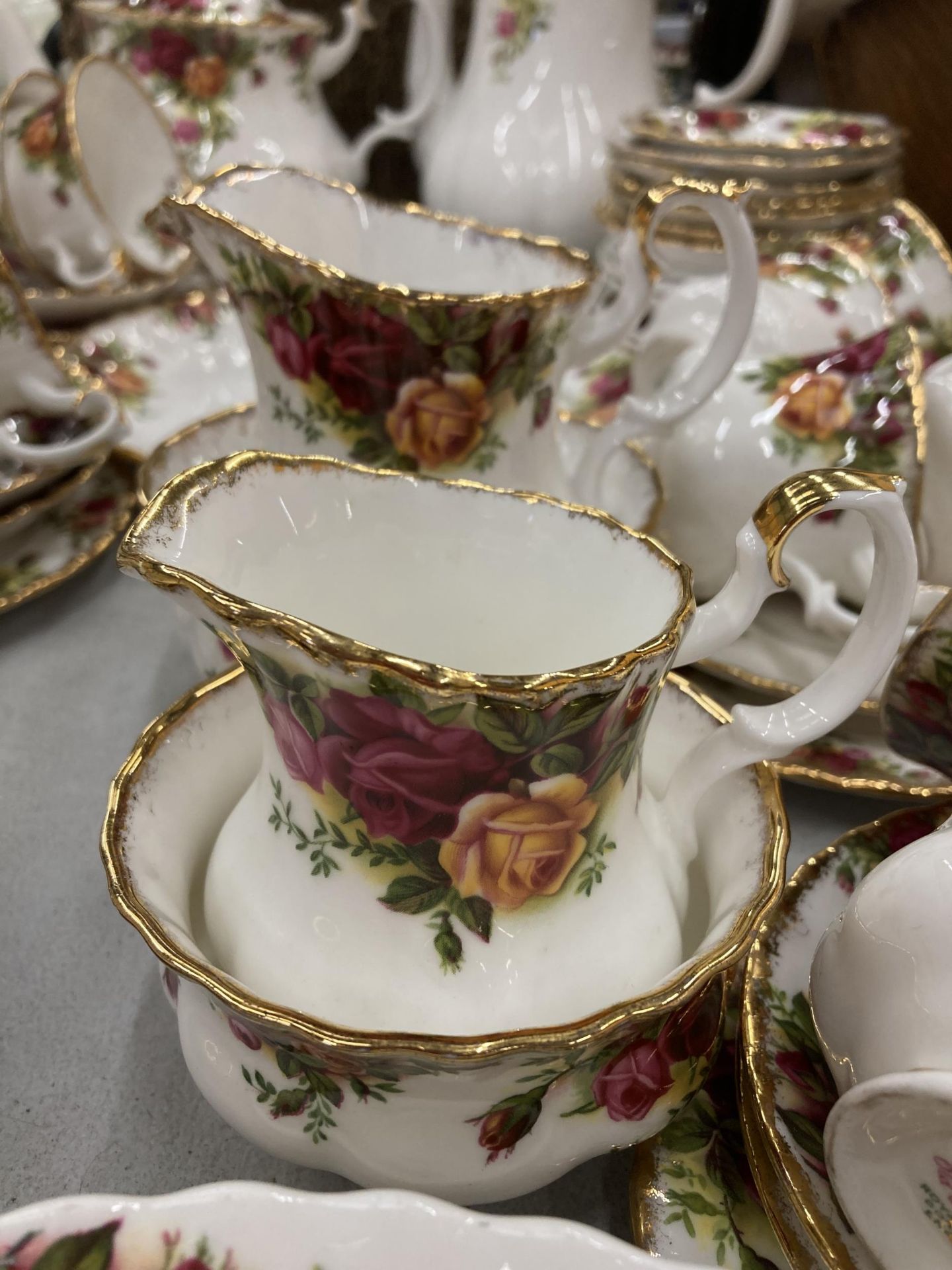 A LARGE QUANTITY OF ROYAL ALBERT 'OLD COUNTRY ROSES' TO INCLUDE A TEA AND COFFEE POT, CAKE PLATES, - Image 5 of 6