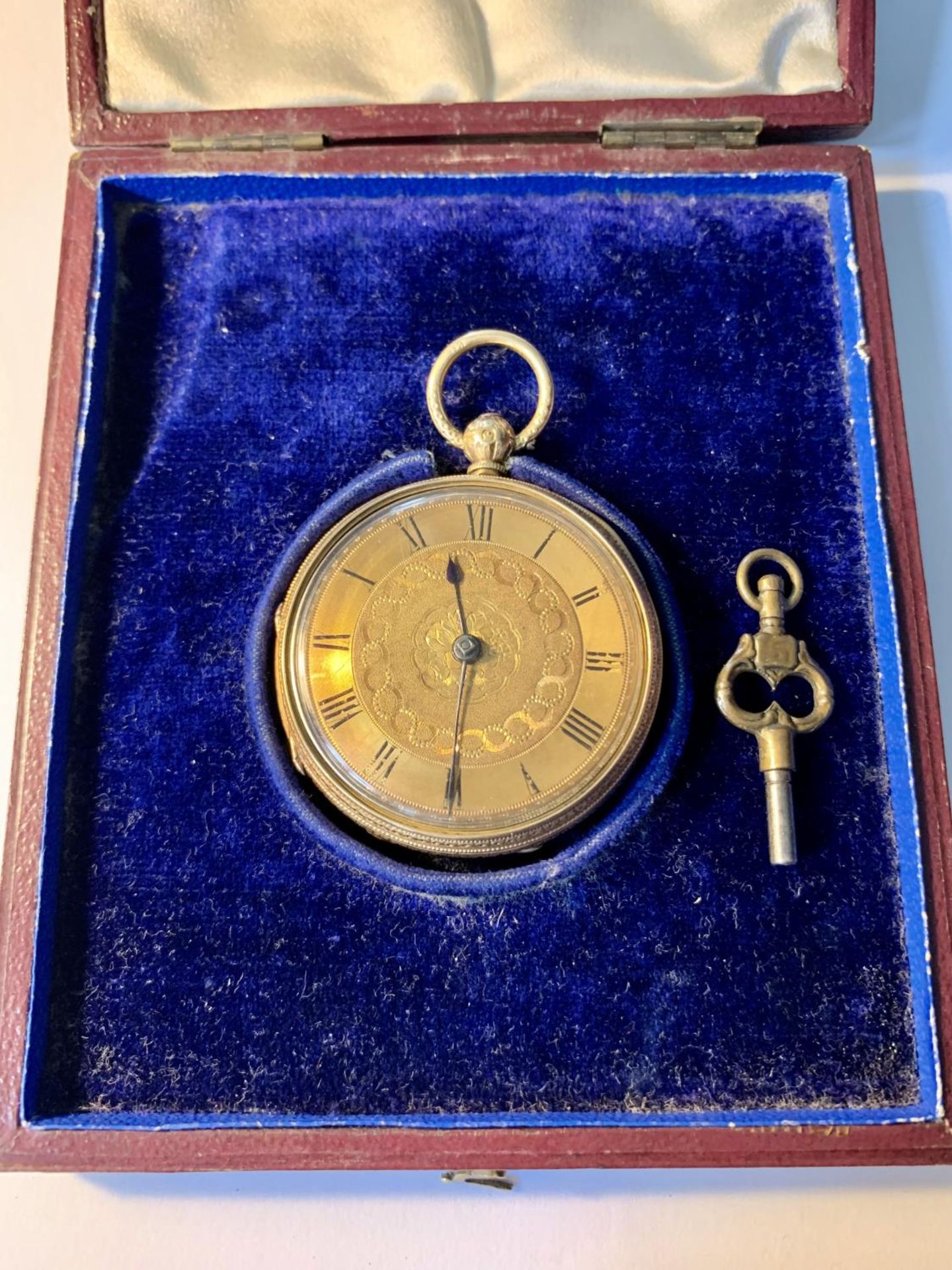 AN 18 CARAT GOLD MARKED CHESTER POCKET WATCH WITH DECORATIVE FACE AND ROMAN NUMERALS, KEY AND