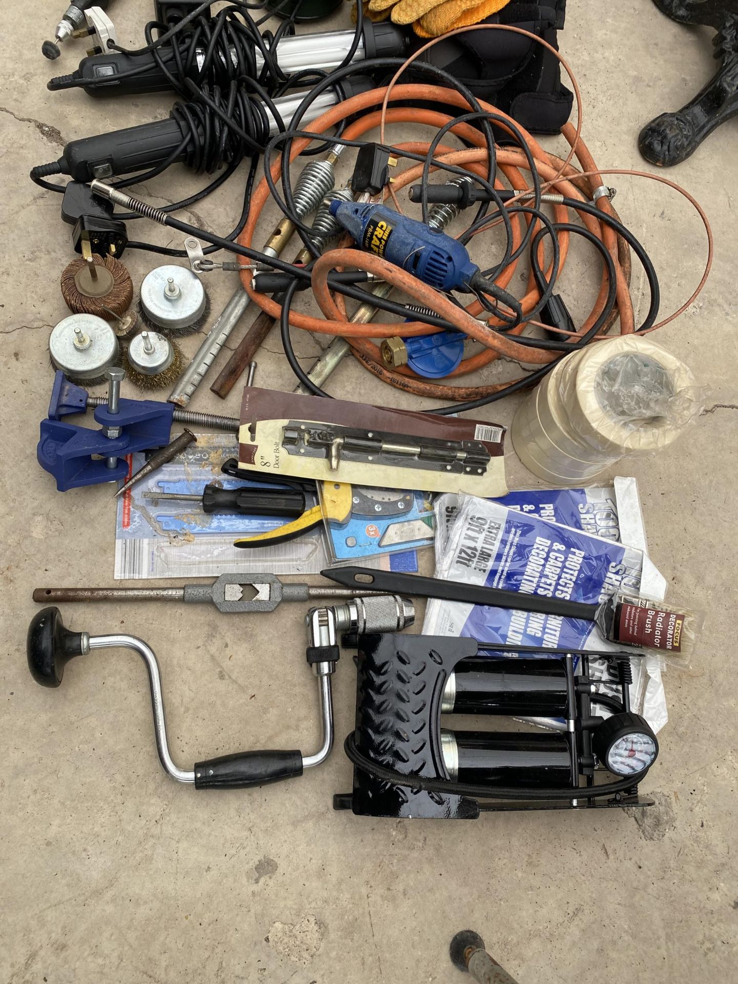 AN ASSORTMENT OF ITEMS TO INCLUDE WORK LIGHTS, A GAS PIPE AND A FOOT PUMP ETC - Image 2 of 3