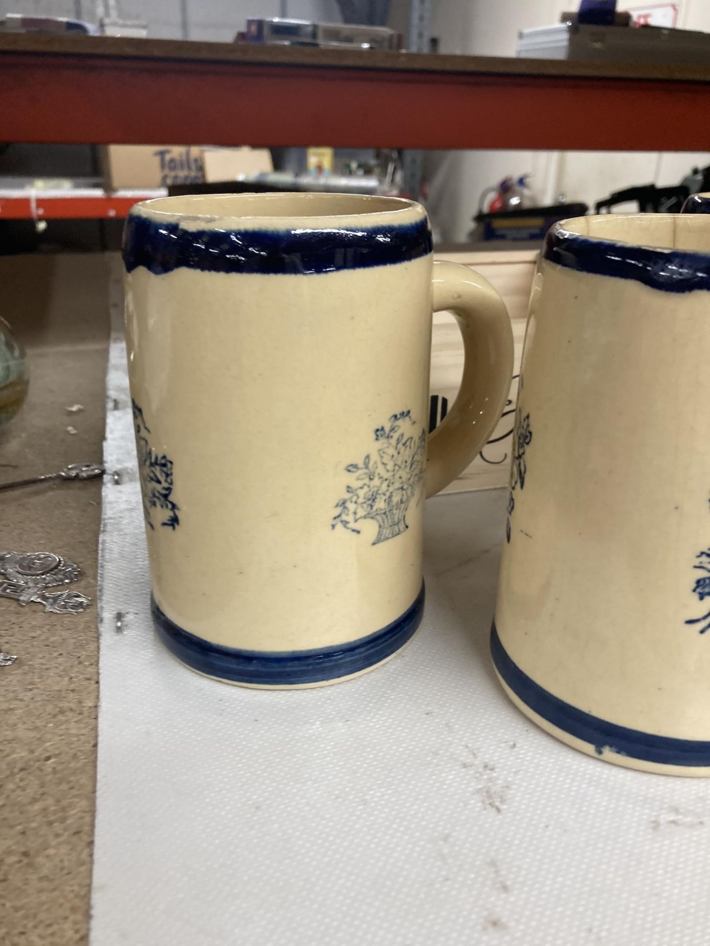 A GROUP OF THREE VINTAGE TANKARDS AND SMALL WOODEN CRATE - Image 3 of 3