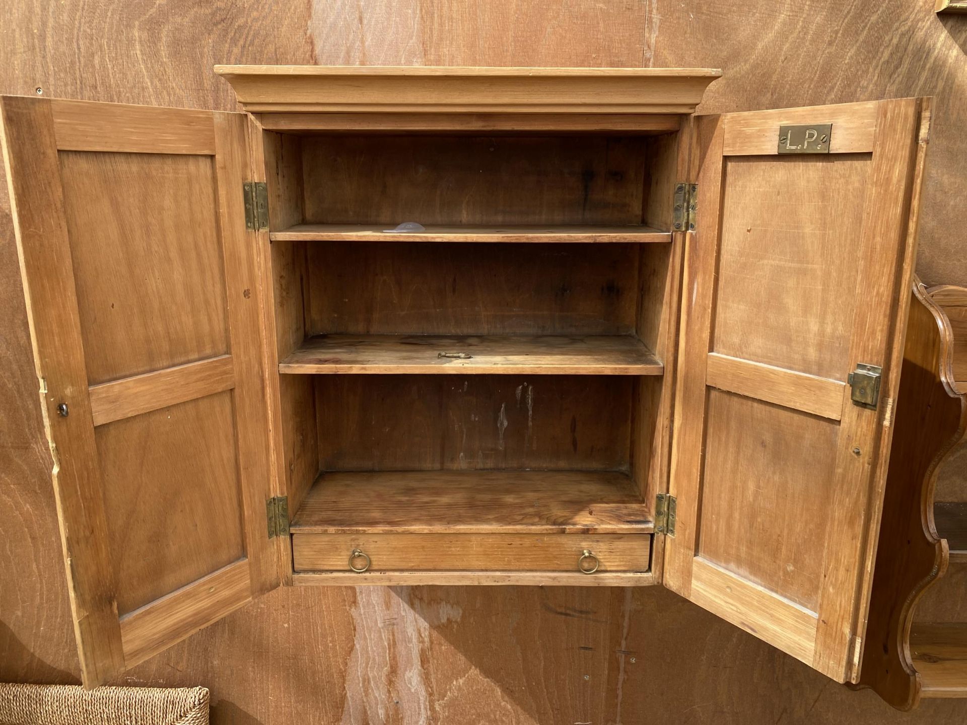 A PINE WALL CUPBOARD WITH THREE INTERNAL SHELVES AND A DRAWER - Image 3 of 5