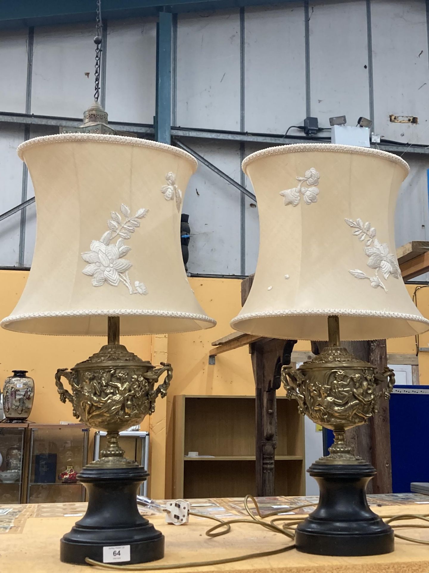 A PAIR OF DECORATIVE METAL TABLE LAMPS WITH CLASSICAL DESIGN