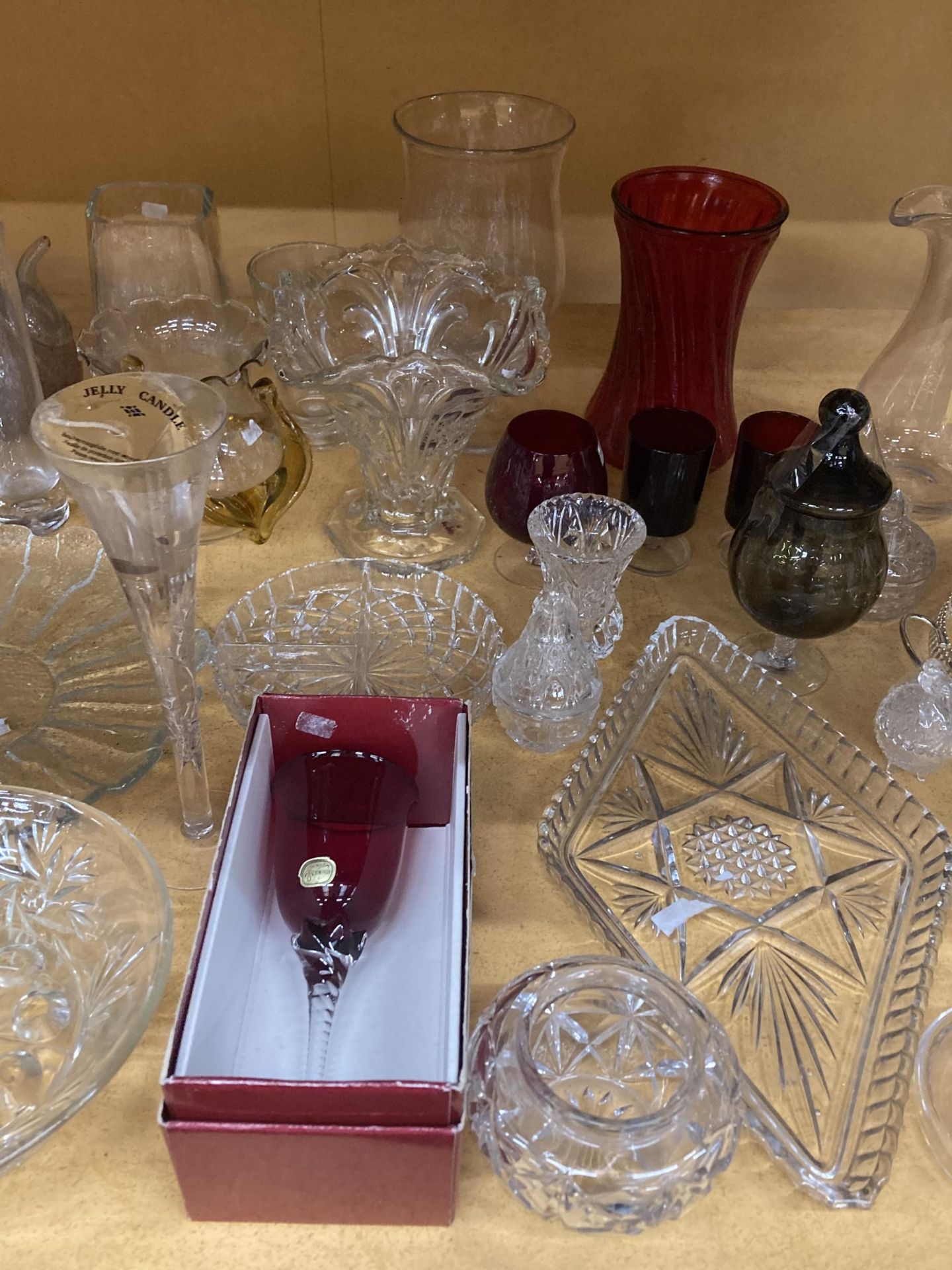 A MIXED COLLECTION OF GLASSWARE, CRANBERRY GLASS ITEMS ETC - Image 3 of 4