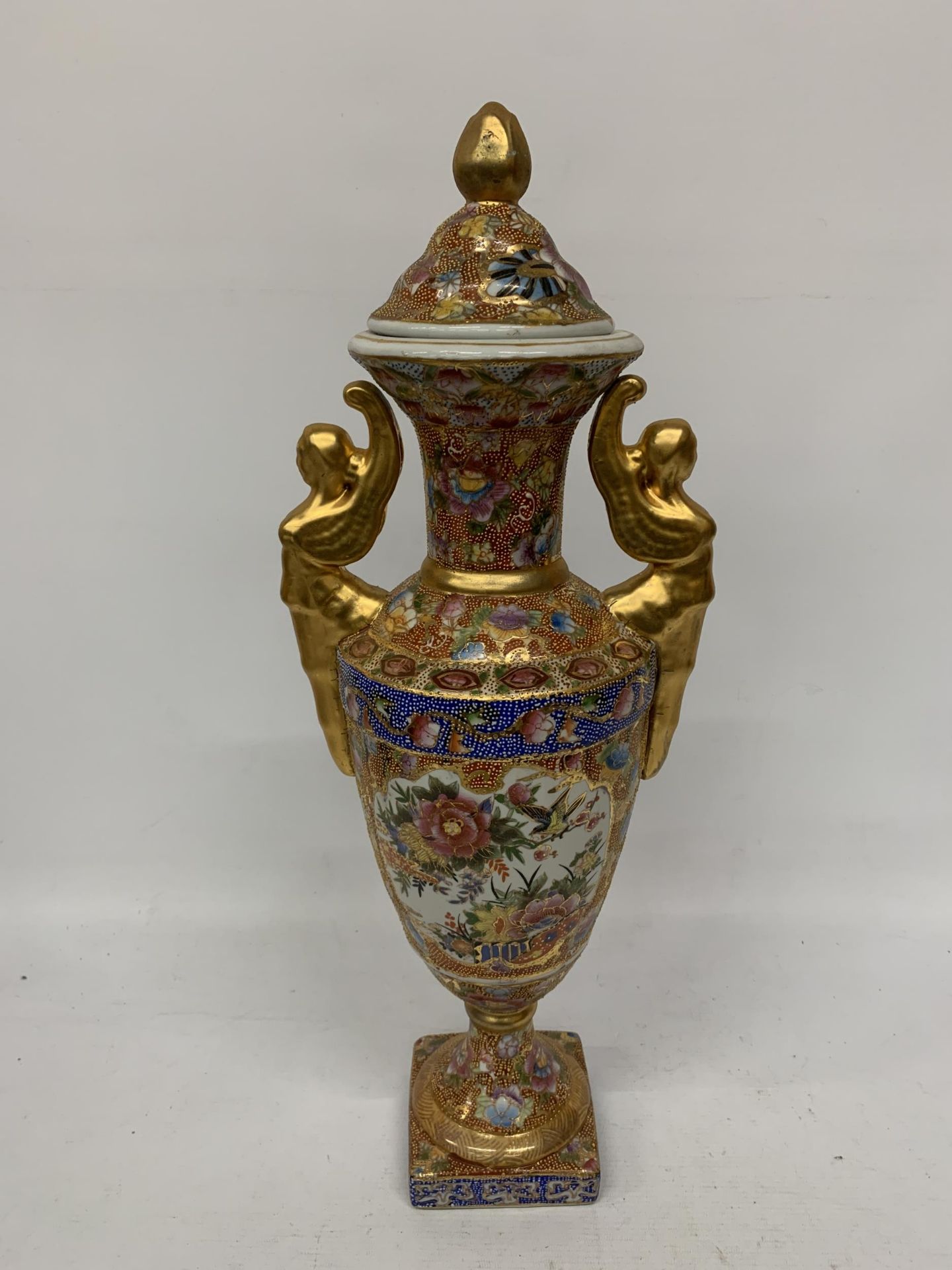 A LARGE DECORATIVE HAND PAINTED JAPANESE TWIN HANDLED LIDDED VASE, HEIGHT 56CM