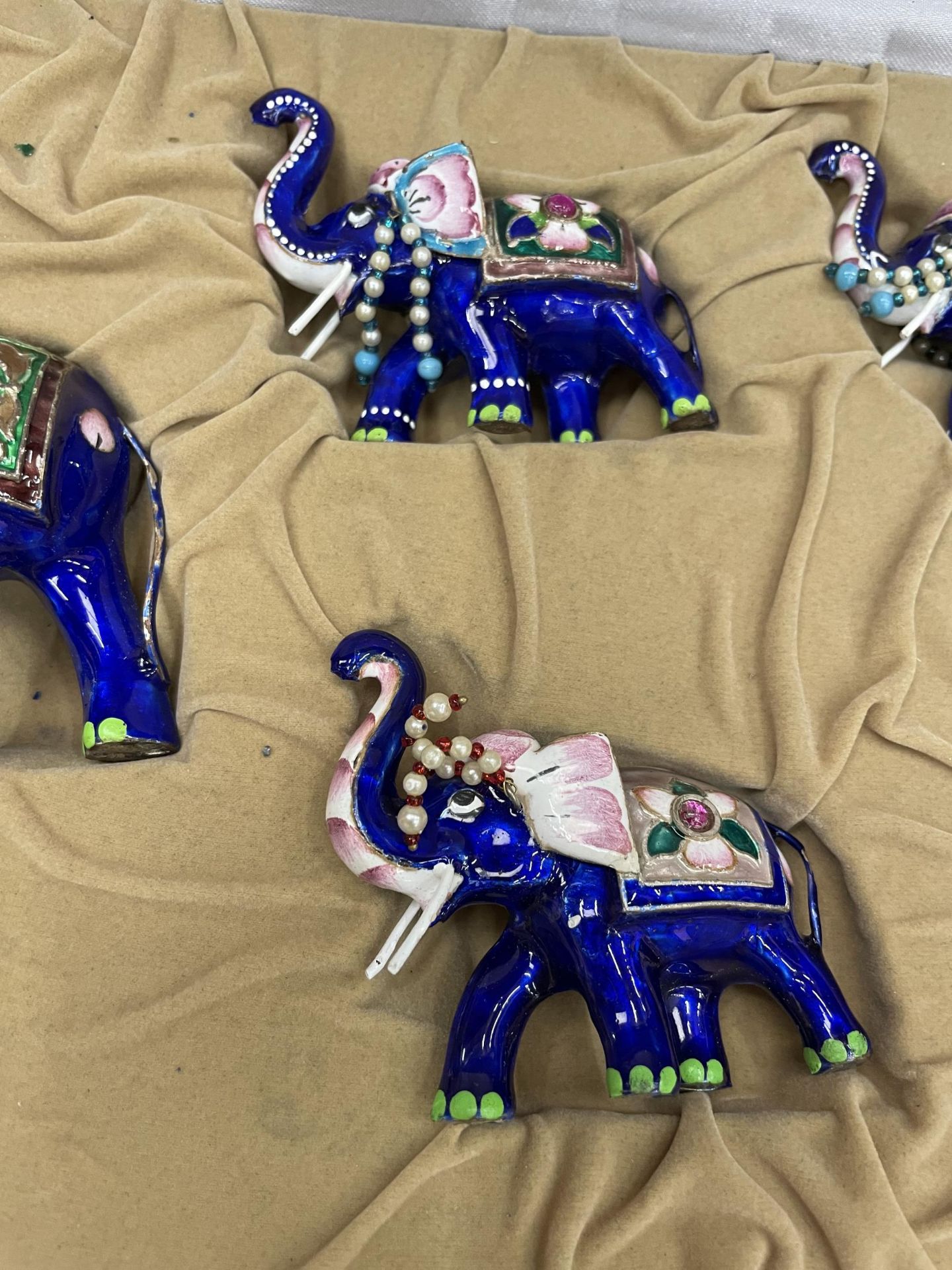 A CASED SET OF SEVEN ORIENTAL ENAMEL DESIGN ELEPHANTS - Image 3 of 5