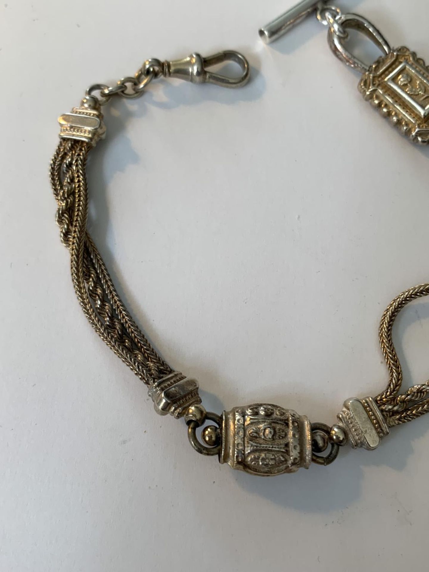 AN ORNATE WHITE METAL HALF ALBERT CHAIN WITH T BAR - Image 3 of 3