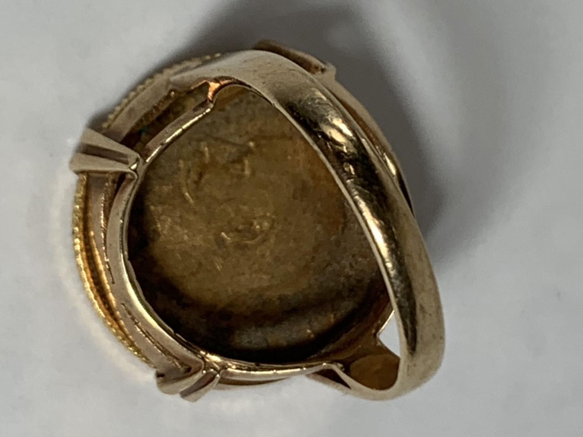 A 9 CARAT GOLD RING WITH GEORGE V 1912 HALF SOVERIEGN GROSS WEIGHT 7.72 GRAMS - Image 4 of 4