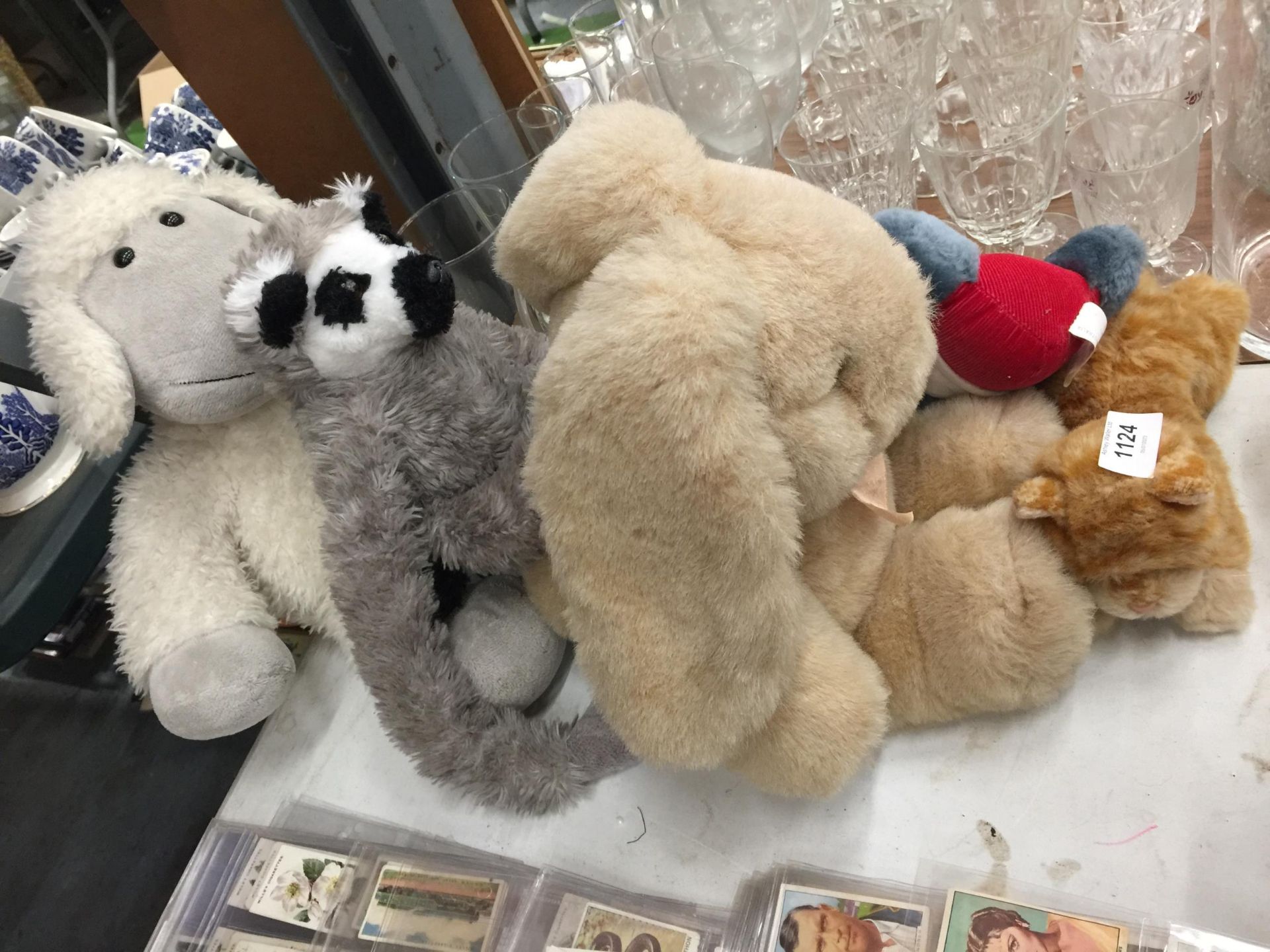 A QUANTITY OF CUDDLY TOYS TO INCLUDE A SHEEP, RABBIT, CAT, ETC., - Bild 2 aus 2