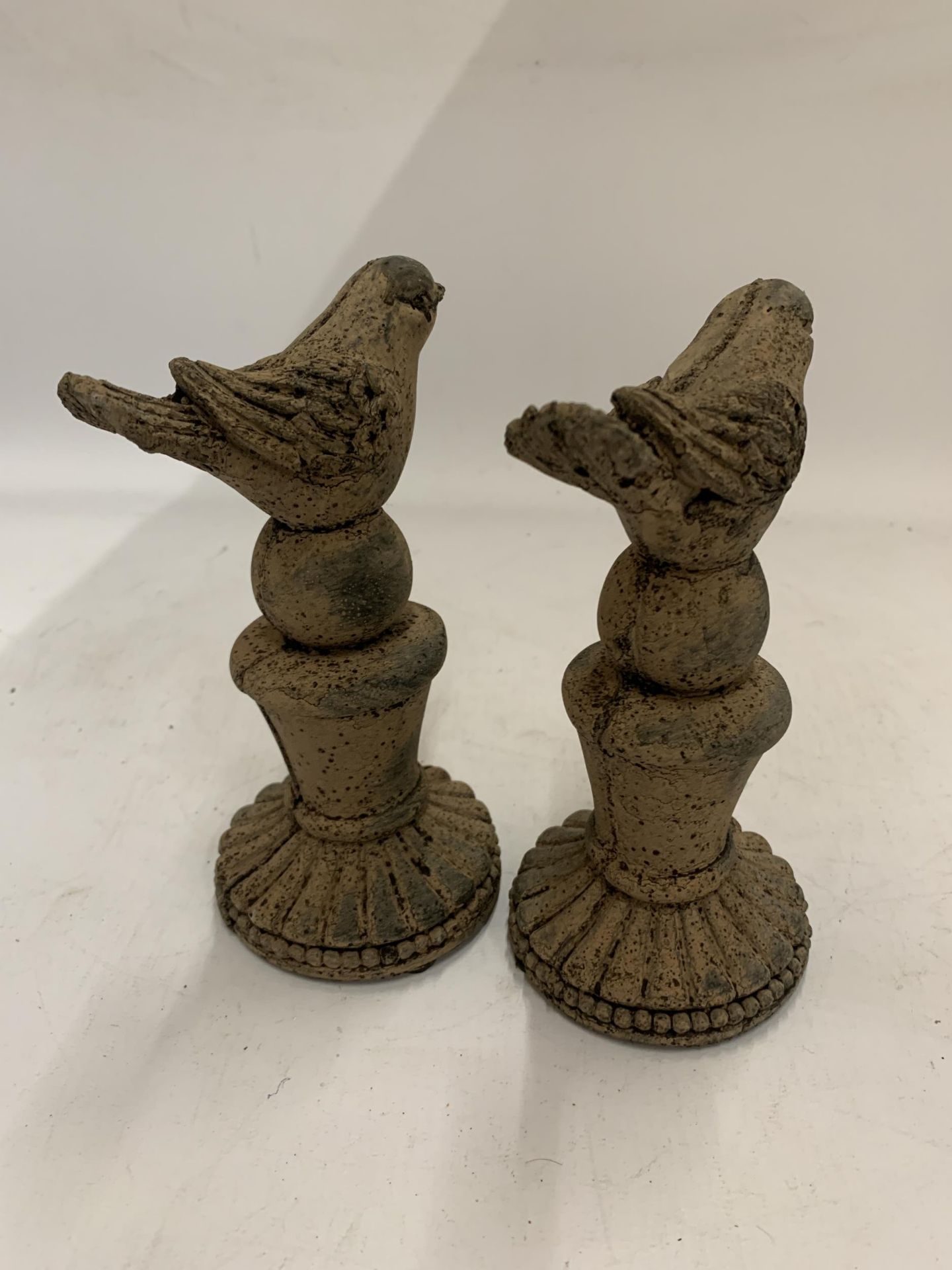 A PAIR OF STONEWARE BIRDS ON PLINTHS HEIGHT 16CM - Image 3 of 3