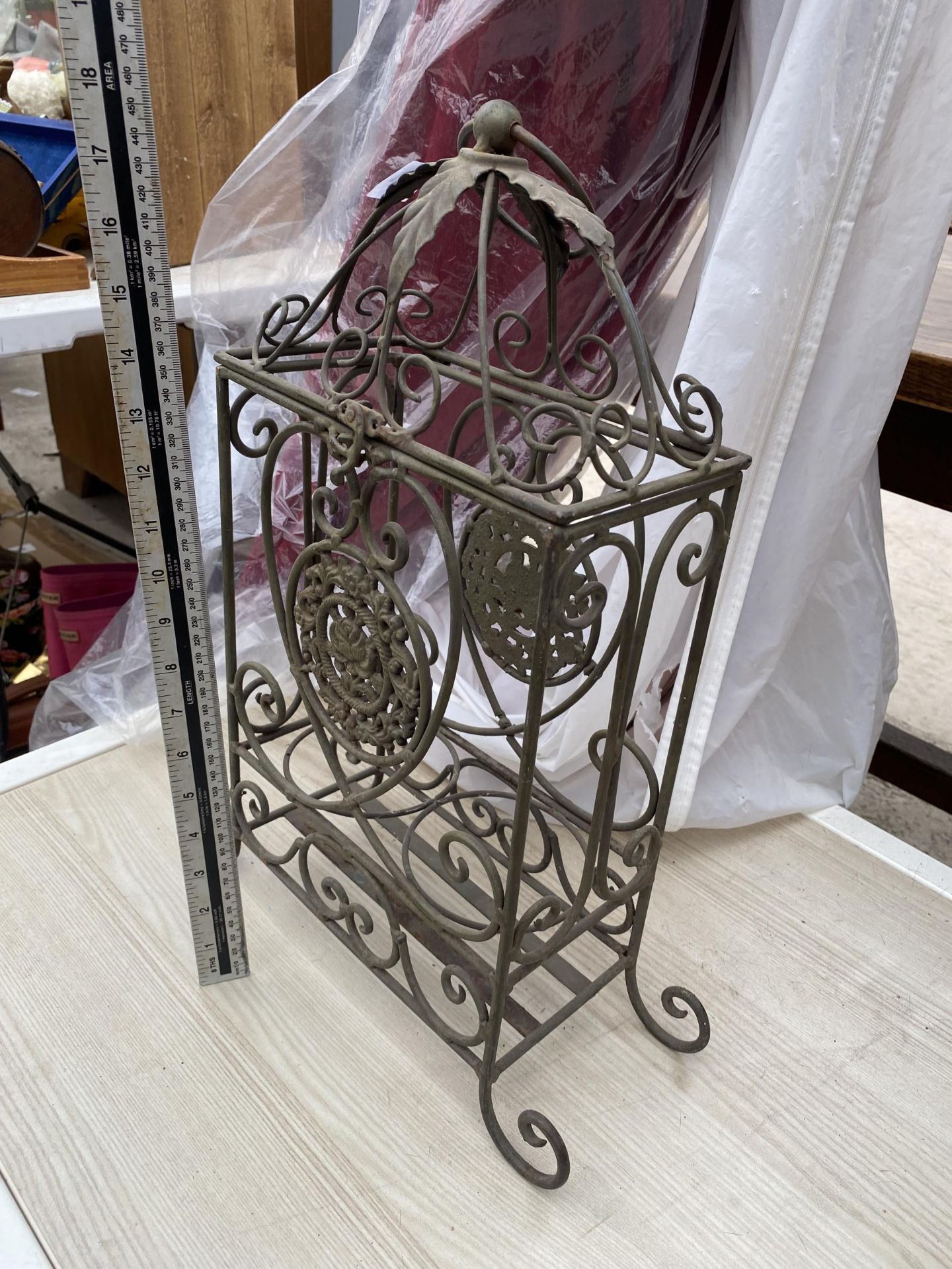 A DECORATIVE METAL TWO WINE BOTTLE HOLDER - Image 2 of 2