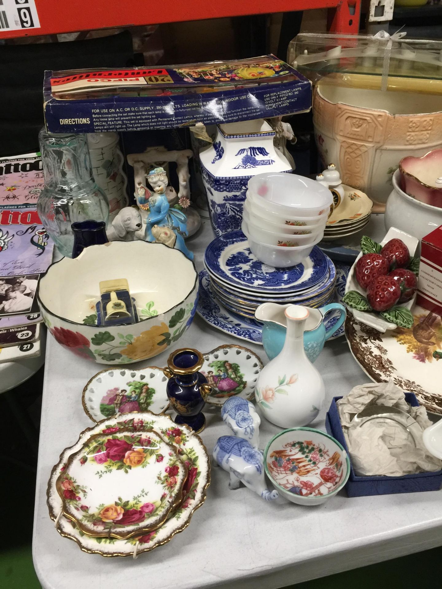 A VERY LARGE MIXED LOT TO INCLUDE PLATES, PLANTERS, VASES, GLASSWARE, VINTAGE CHRISTMAS LIGHTS, - Image 2 of 4