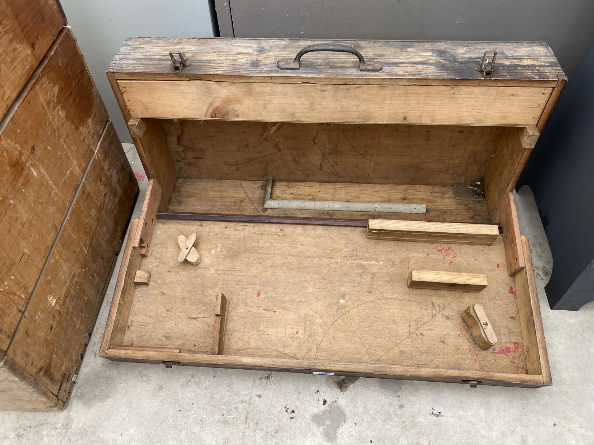 A VINTAGE WOODEN JOINERS CHEST - Image 2 of 3