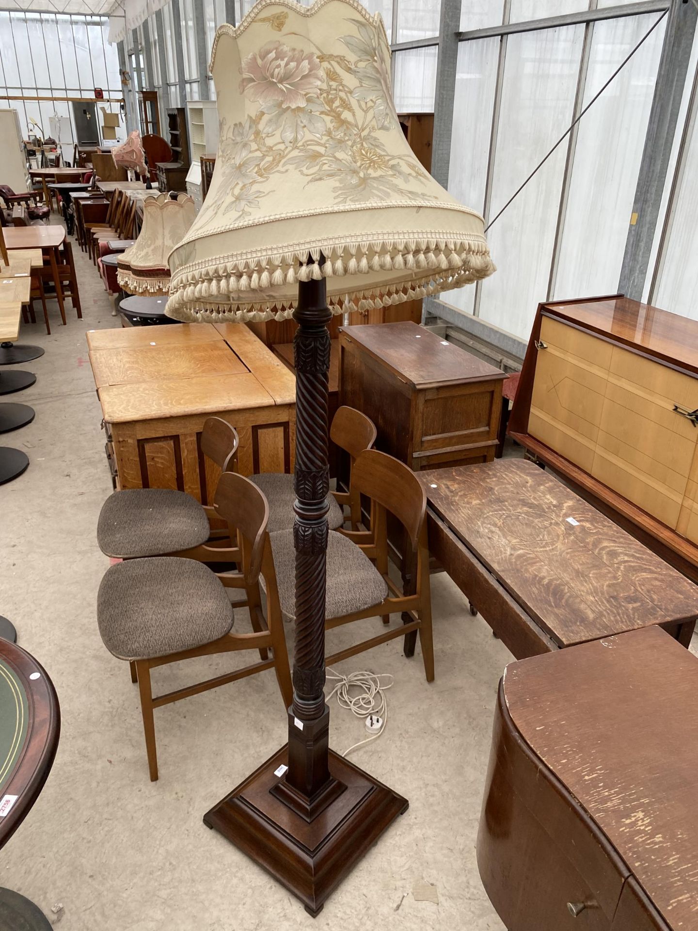 A MID 20TH CENTURY MAHOGANY STANDARD LAMP WITH TURNED AND KNURLED COLUMN, COMPLETE WITH SHADE