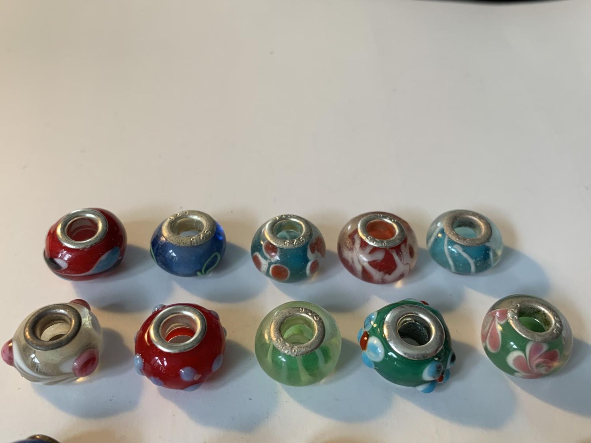 TWENTY SILVER RIMMED MURANO BEADS - Bild 2 aus 3