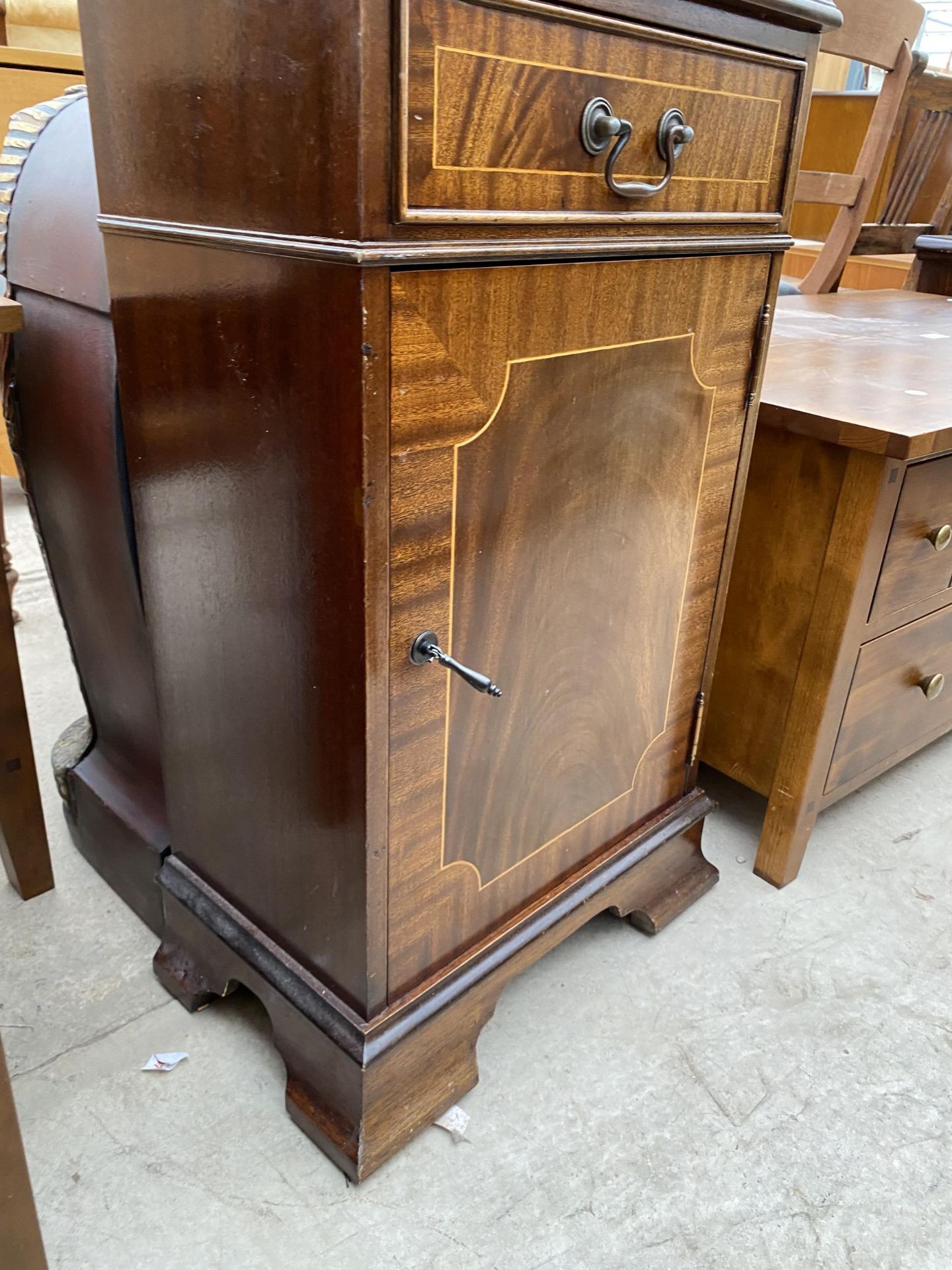 A MODERN MAHOGANY AND CROSSBANDED BEDSIDE LOCKER - Image 2 of 2