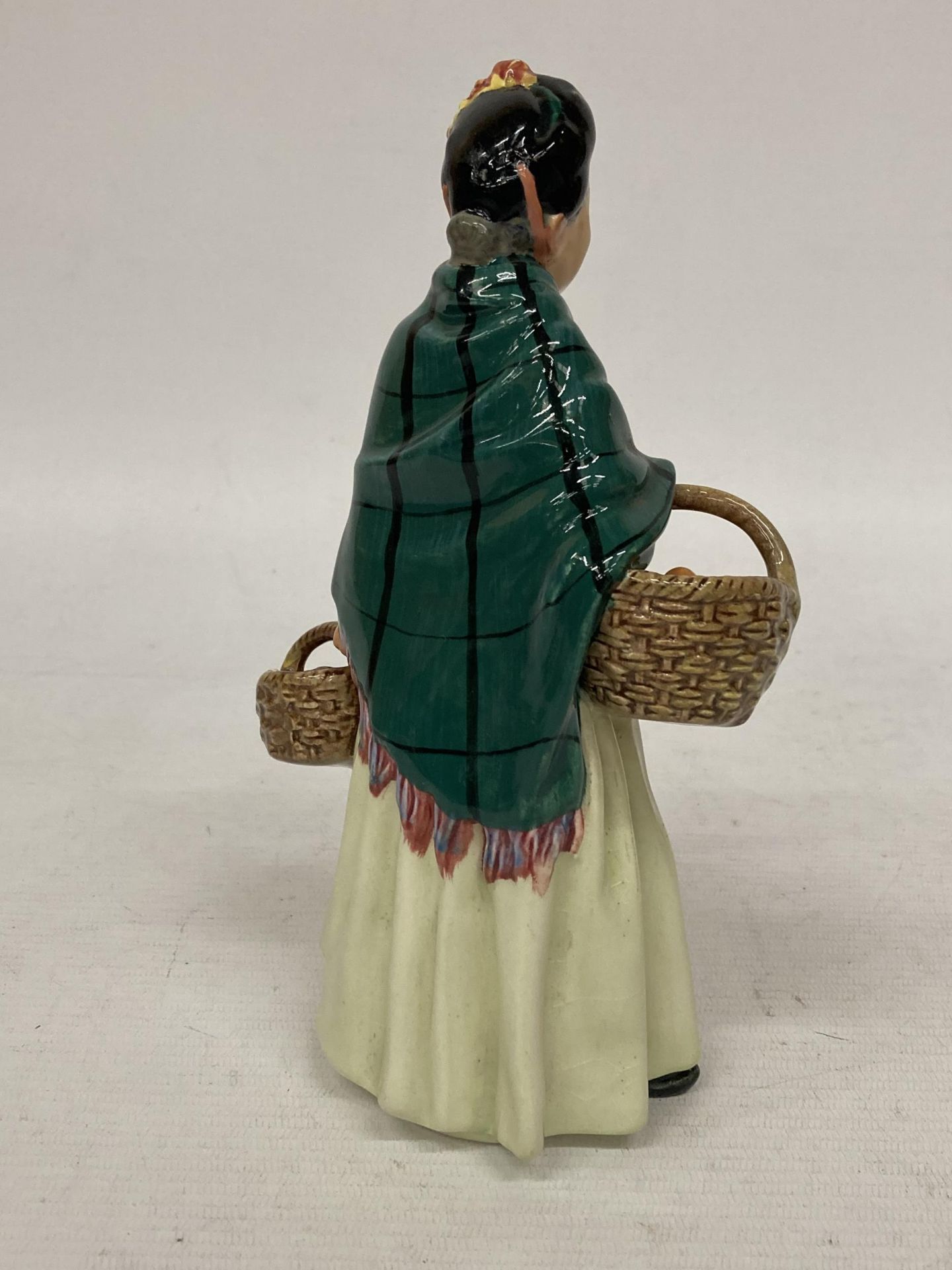 A ROYAL DOULTON FIGURINE HN 1953 "THE ORANGE LADY" - Image 3 of 5