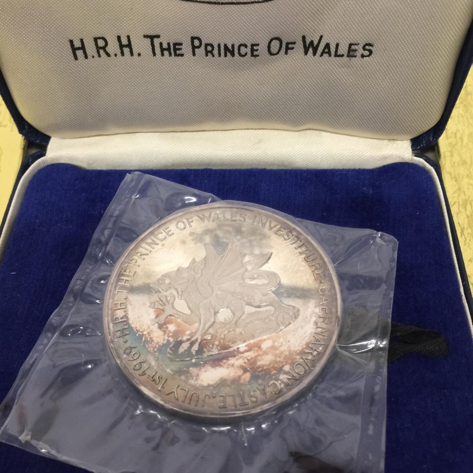 UK , 1969 INVESTITURE OF PRINCE CHARLES , 2 X LARGE SILVER MEDALS , EACH WEIGHS 2.27 OUNCES . EACH - Image 3 of 5