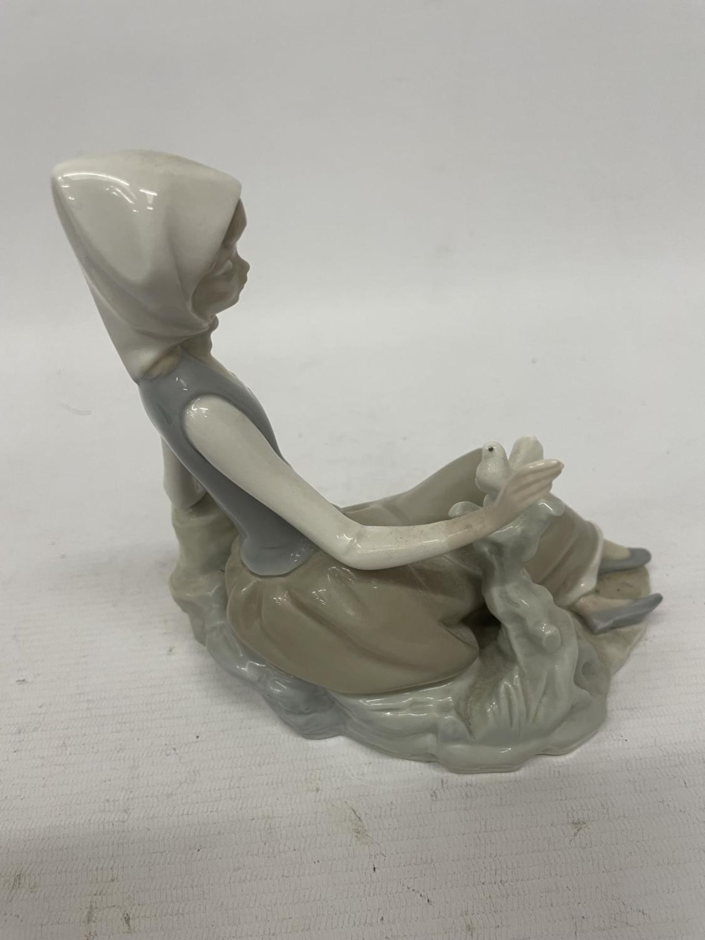 A LLADRO FIGURE OF A LADY WITH A DOVE - Image 2 of 3