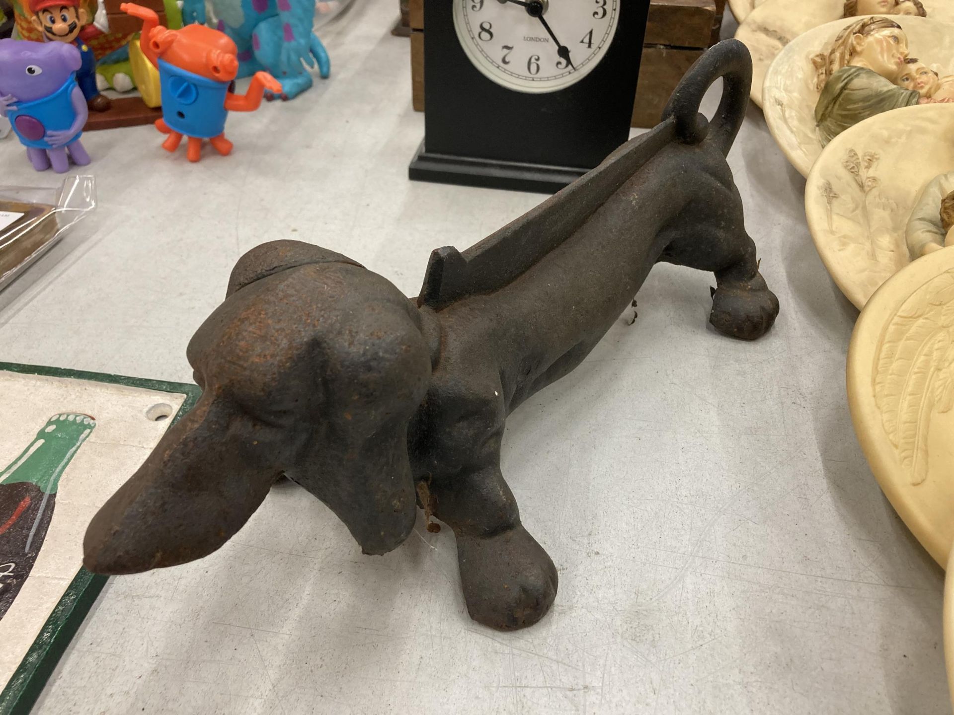 A HEAVY VINTAGE CAST BOOT SCRAPER/DOORSTOP IN THE SHAPE OF A DASCHUND DOG, LENGTH 35CM - Bild 2 aus 4