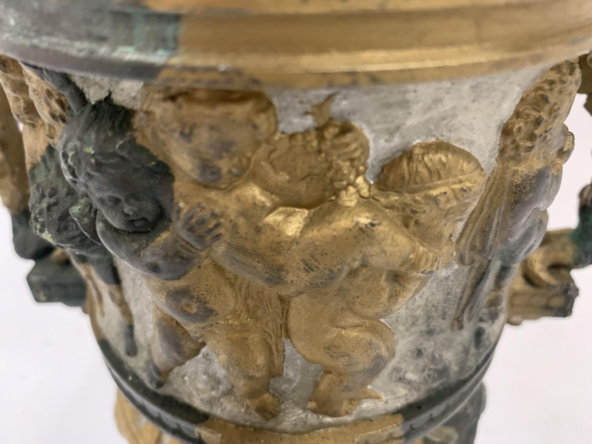 A 19TH CENTURY PEDESTAL URN WITH NEO-CLASSICAL RELIEF DESIGN ON FLUTED BASE WITH CHERUB FIGURAL LID, - Image 6 of 6
