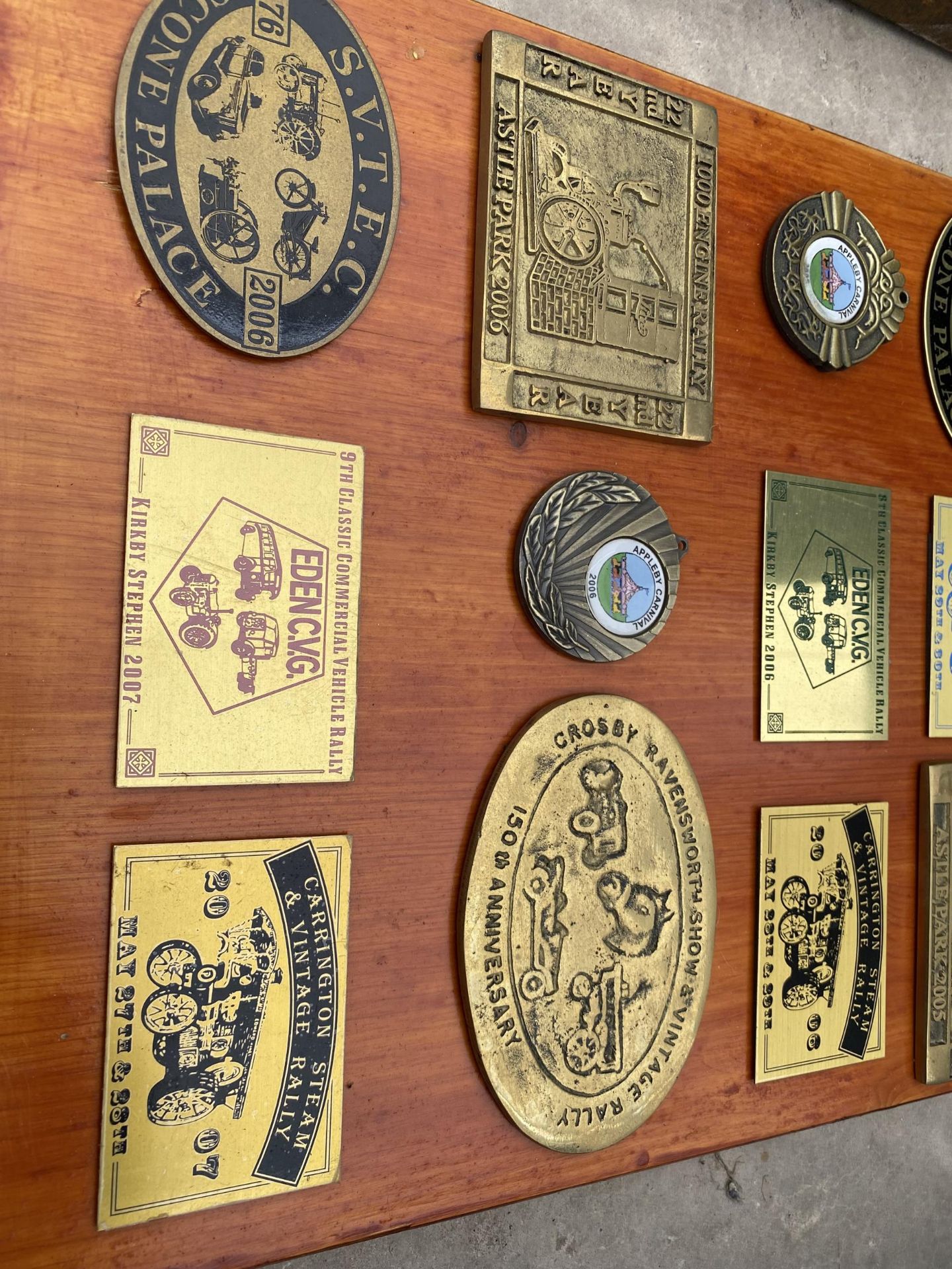 A WOODEN PLAQUE WITH VARIOUS BRASS STEAM RALLY PLAQUES ATTATCHED - Image 4 of 4