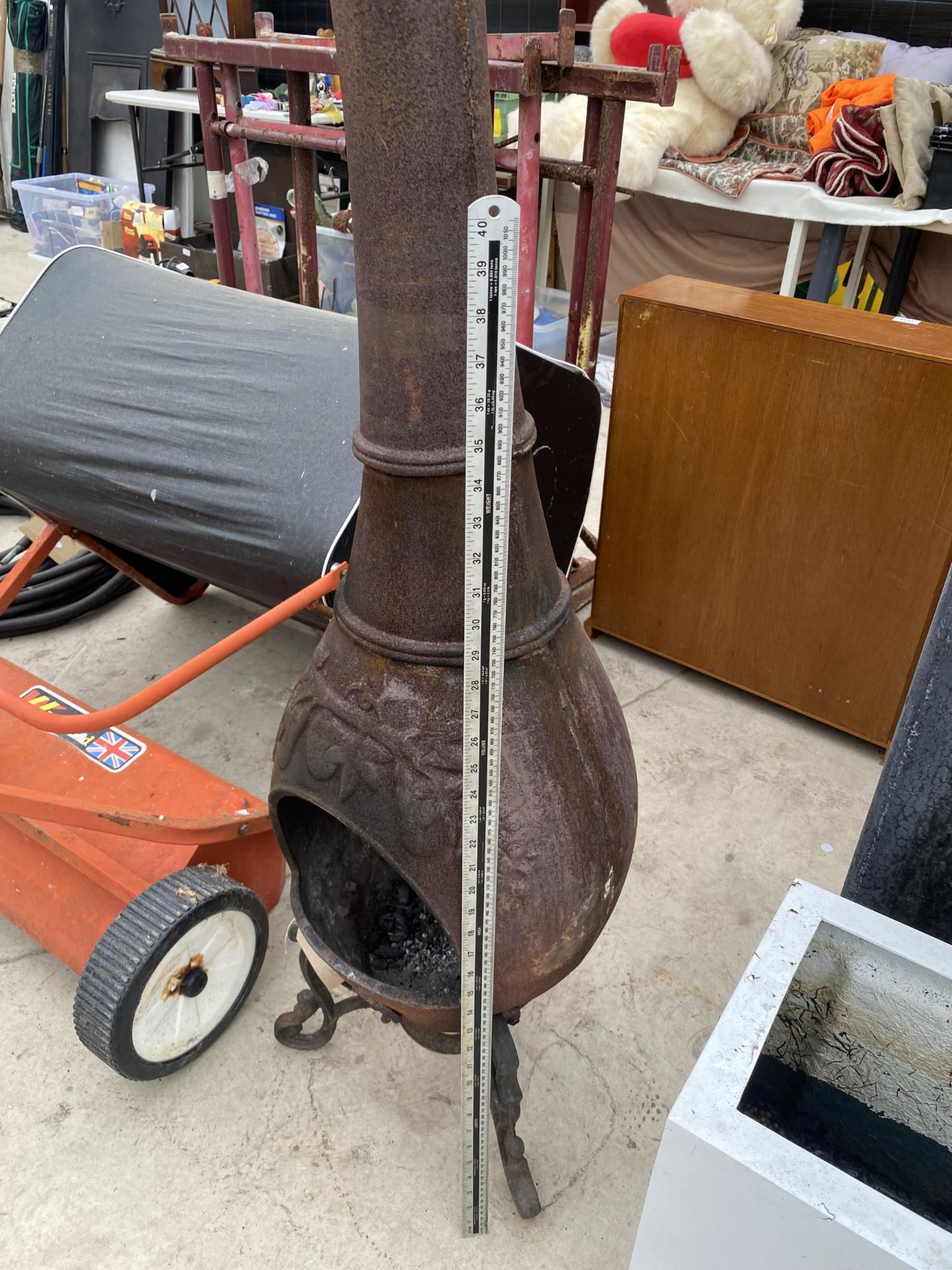 A CAST IRON GARDEN CHIMENEA ON A TRIPOD BASE - Image 3 of 3