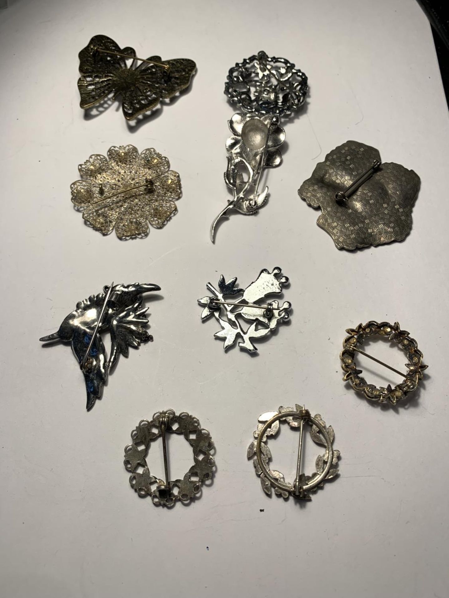TEN VARIOUS DECORATIVE BROOCHES - Image 4 of 4