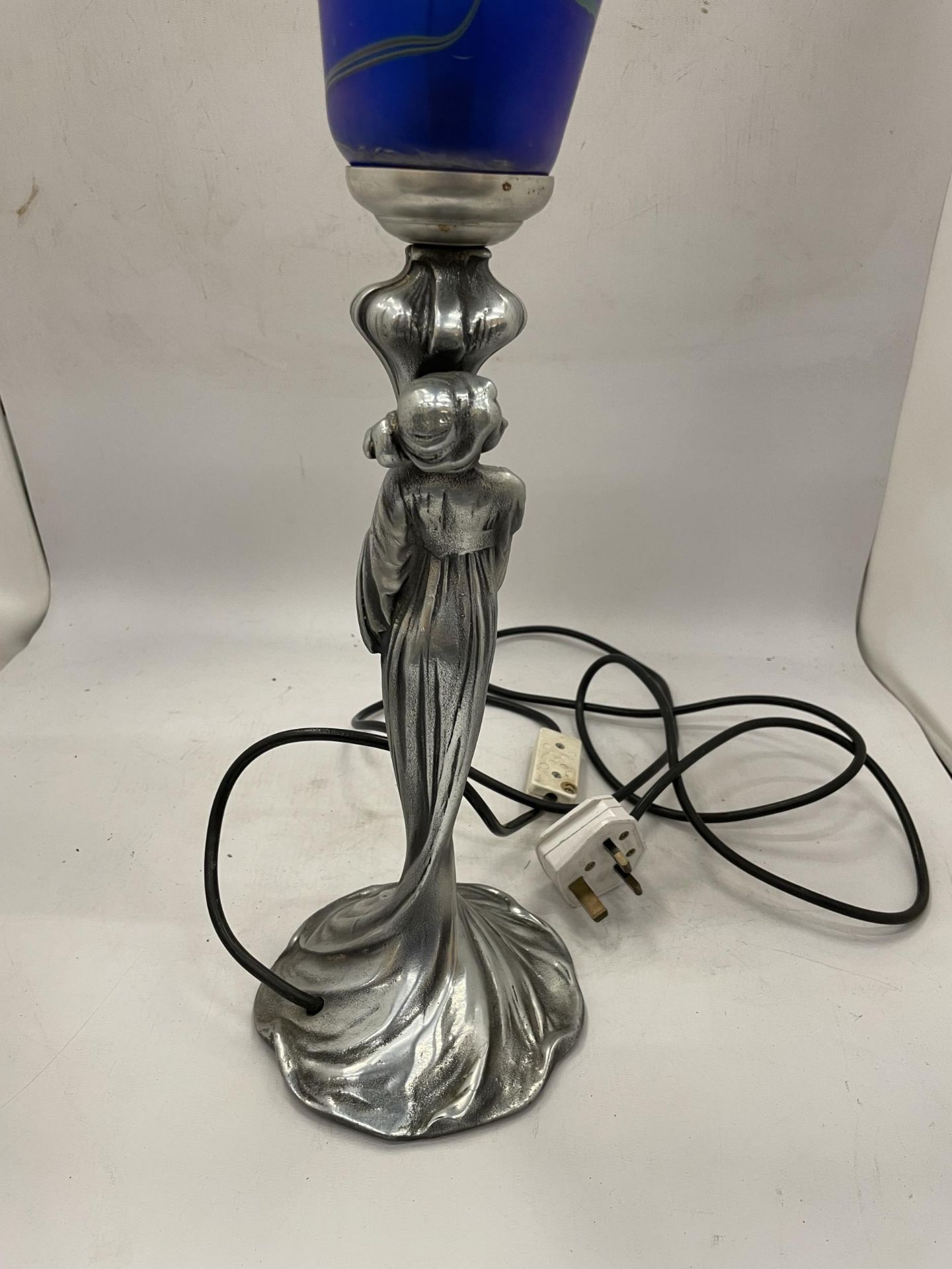 AN ART NOUVEAU DESIGN SILVER EFFECT FIGURAL TABLE LAMP WITH BLUE GLASS SHADE - Image 6 of 6
