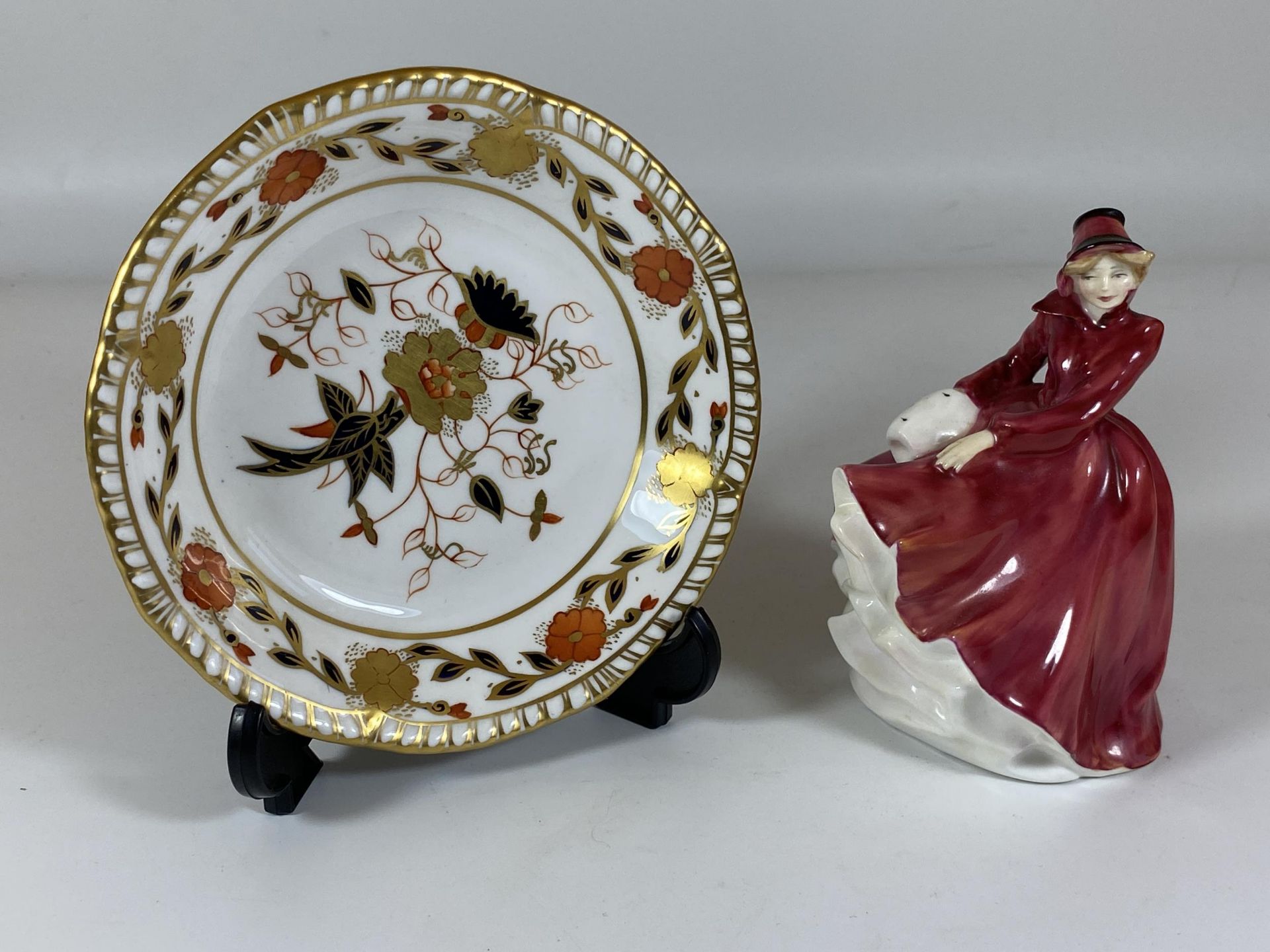 TWO ITEMS - A ROYAL CROWN DERBY IMARI A962 PATTERN DISH AND A ROYAL DOULTON 'EMMA' HN3208 FIGURE