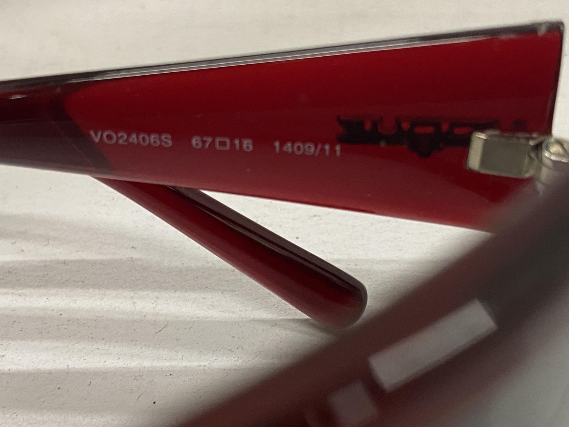 A PAIR OF VOGUE SUNGLASSES WITH CASE - Image 4 of 4