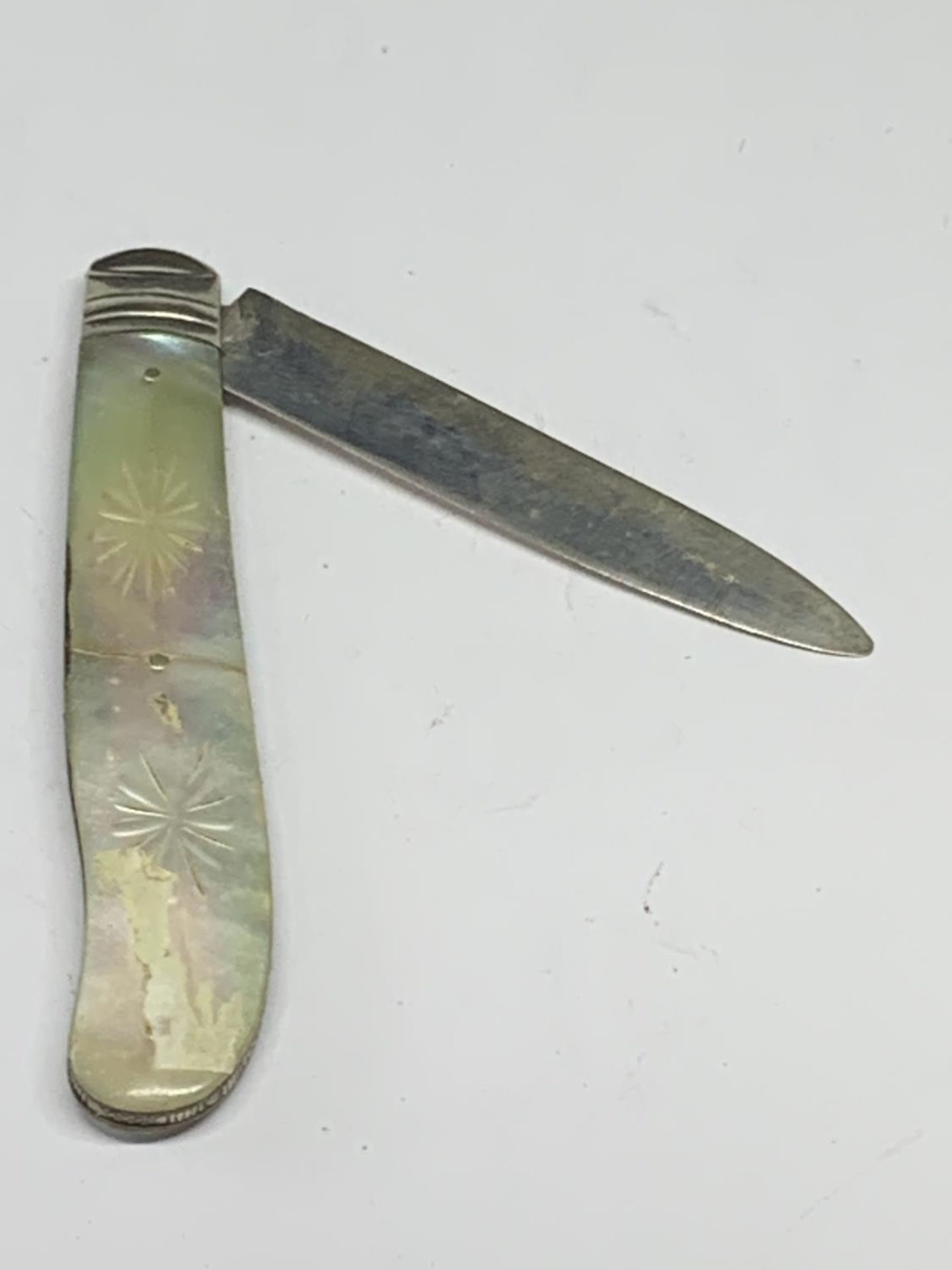 A HALLMARKED SHEFFIELD 1860 FRUIT KNIFE WITH MOTHER OF PEARL HANDLE - Image 3 of 4